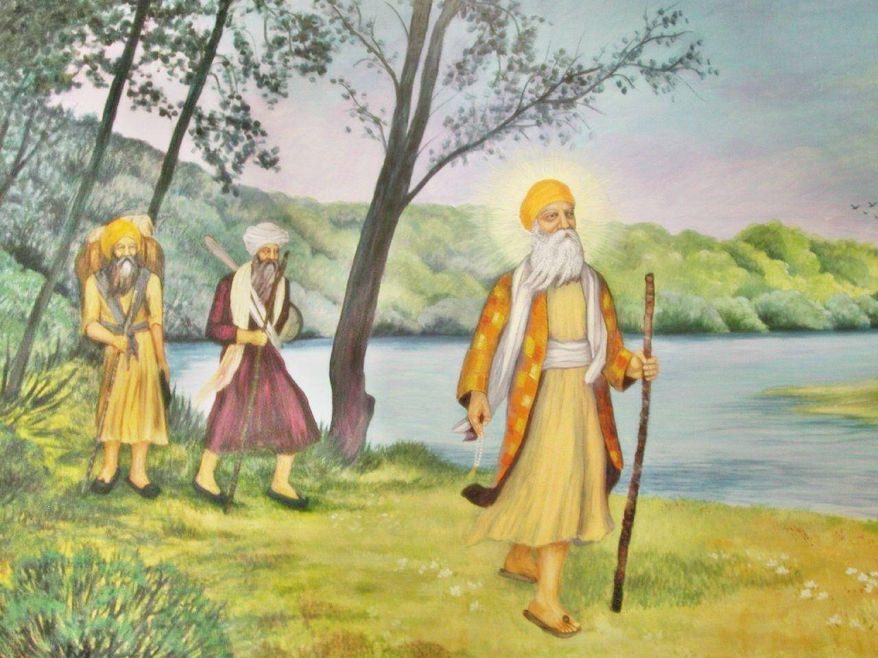 guru nanak dev ji 桌布 壁紙 — 三名戴著傳統頭巾的錫克教徒男子，在枝葉茂密的樹木下沿河邊小徑行走，中央人物周圍有發光的光環。
