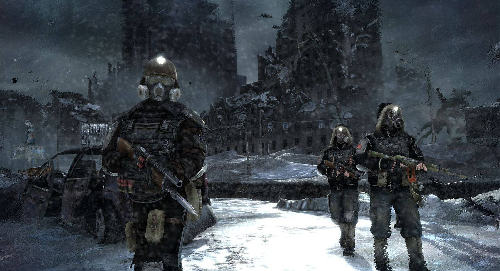 Metro 2033 桌布 壁紙 — 三名戴著防毒面具和冬季裝備的士兵在黑暗風暴天空下，穿過積雪覆蓋的廢墟城市行進。