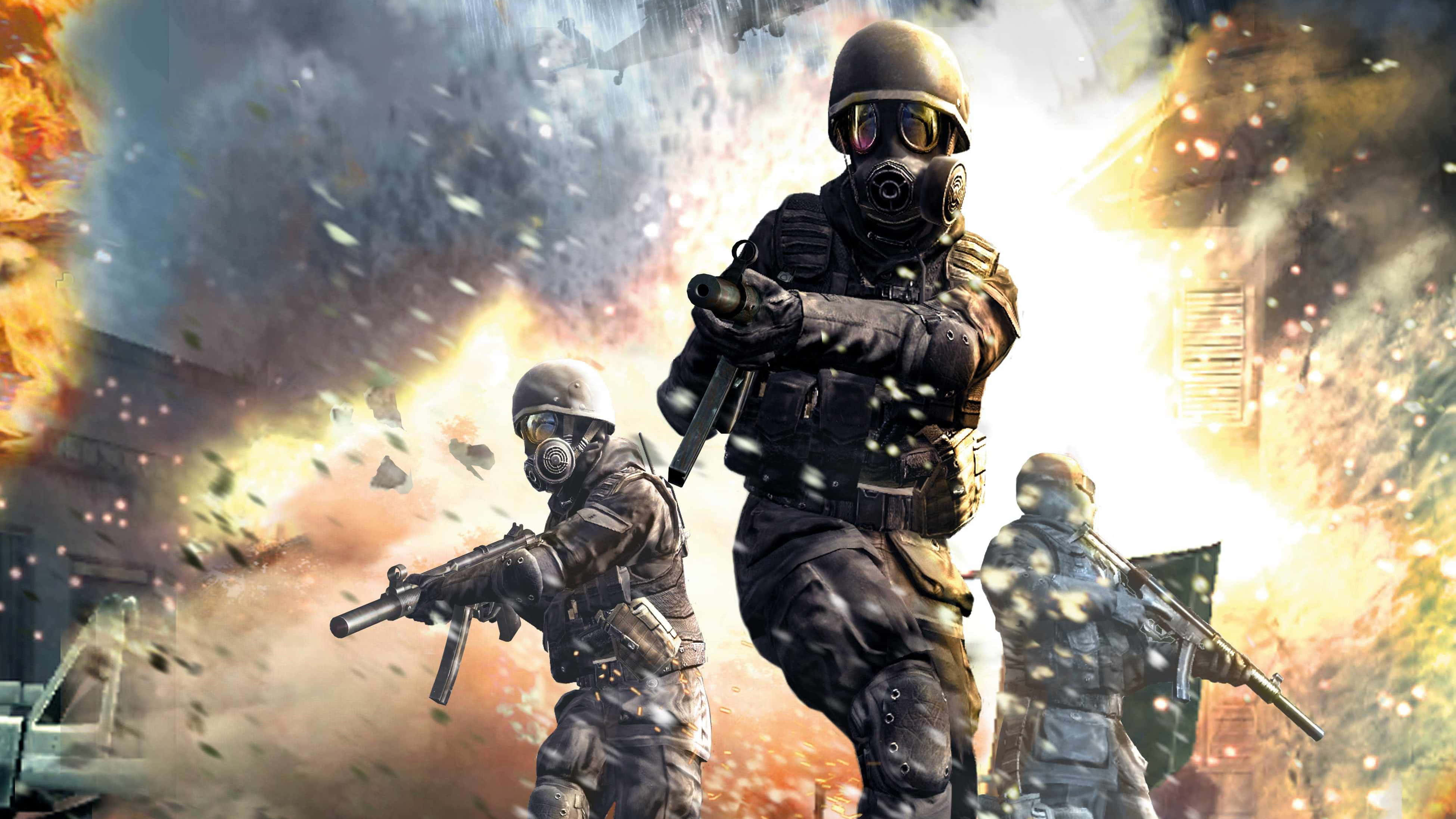 4K Call Of Duty Modern Warfare 桌布 壁紙 — 三名戴著防毒面具的士兵穿過猛烈爆炸，碎片在他們周圍飛舞。