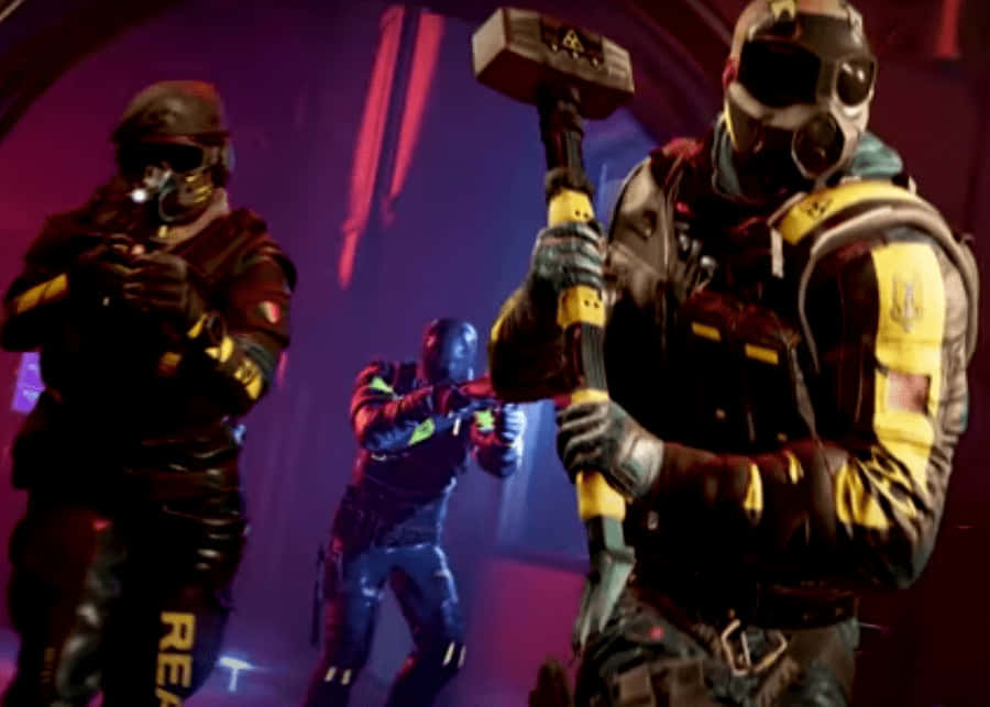 Rainbow Six Siege Sledge 桌布 壁紙 — 三名戴著面具的士兵身穿戰術裝備，在霓虹燈照亮的未來主義走廊中準備就緒，其中一人揮舞著發光的錘子。