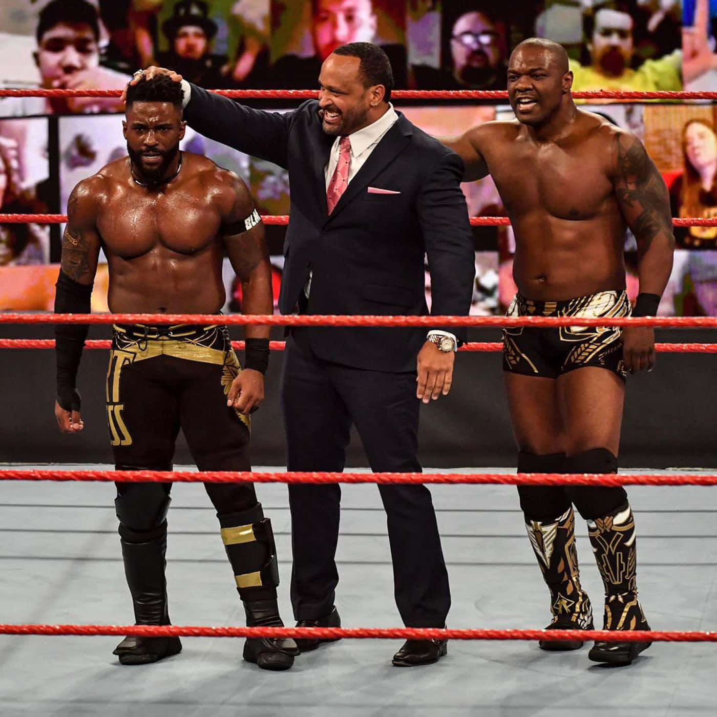 WWE 桌布 壁紙 — 三名摔角手和一名穿西裝的男子站在有紅色繩索的擂台上，周圍是明亮的場館燈光。