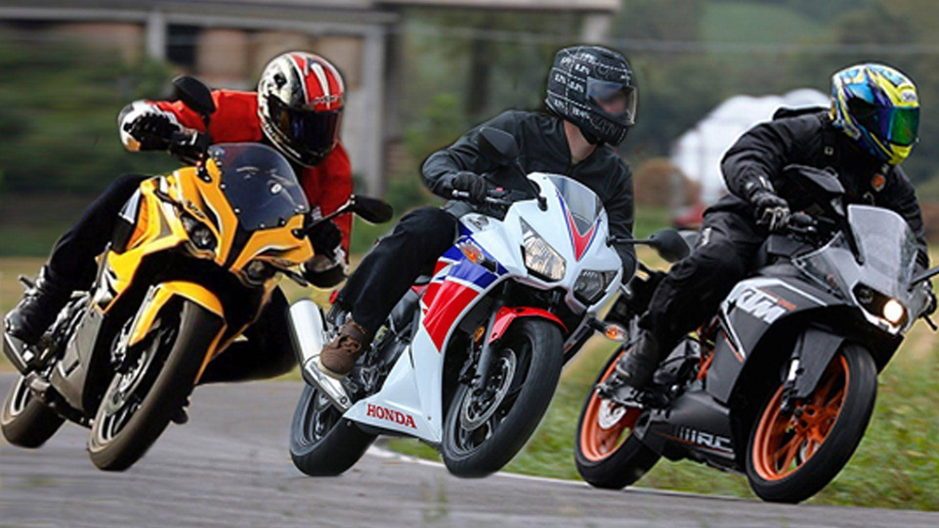 Racing 桌布 壁紙 — 三名摩托車手在潮濕的賽道上傾斜入急彎，配以鮮豔的摩托車和頭盔。