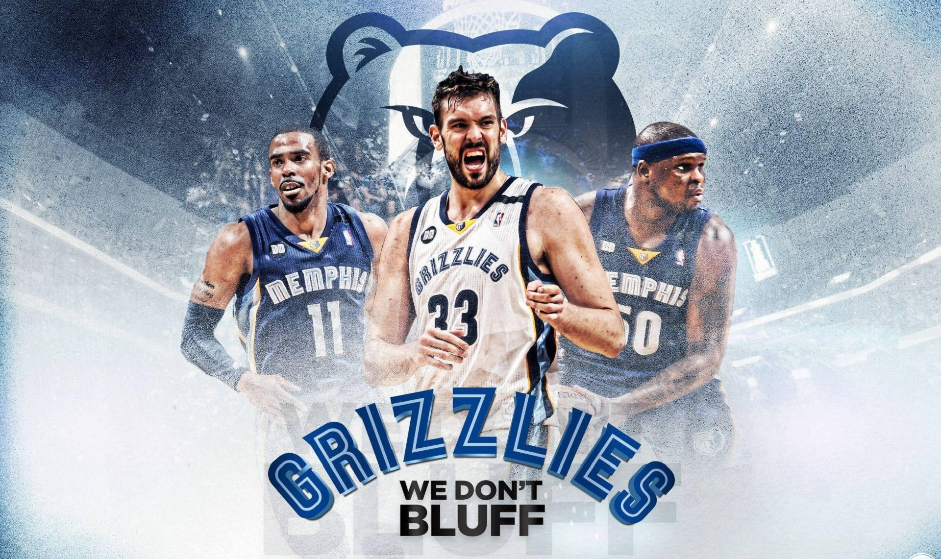 Grizzlies 桌布 壁紙 — 三名曼菲斯灰熊隊籃球運動員以動感姿勢呈現，搭配球隊標誌和口號，背景為動態體育場。