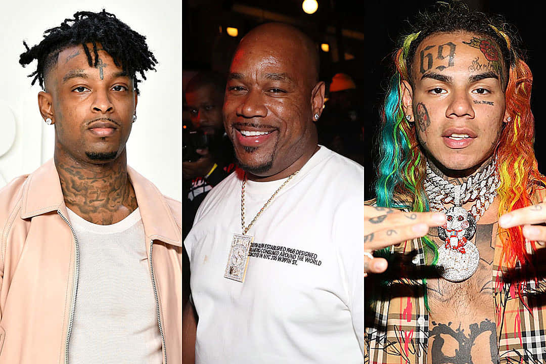 21 Savage 桌布 壁紙 — 三名有刺青和獨特髮型的男子在昏暗的室內環境中擺姿勢拍照。