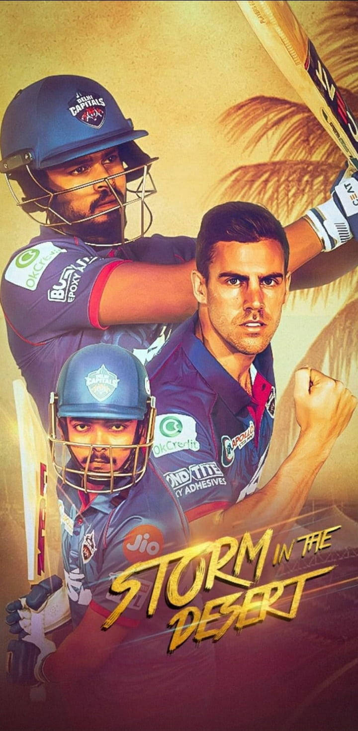 Delhi Capitals 桌布 壁紙 — 三名板球運動員在沙漠背景下以動作姿勢出現，有棕櫚樹和金色燈光。