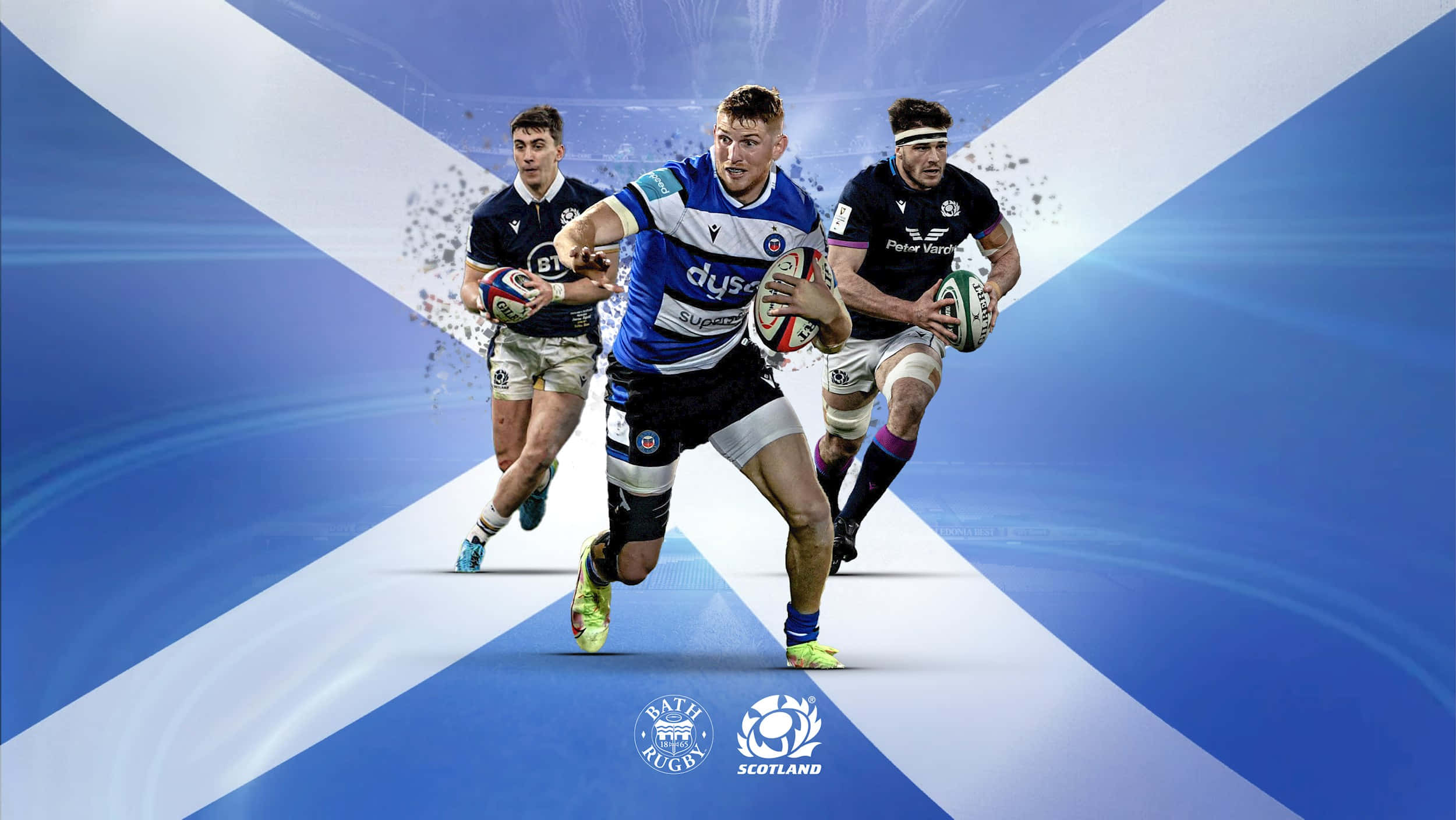 Scotland Rugby 桌布 壁紙 — 三名橄欖球運動員持球向前衝刺，背景為動態的蘇格蘭國旗。