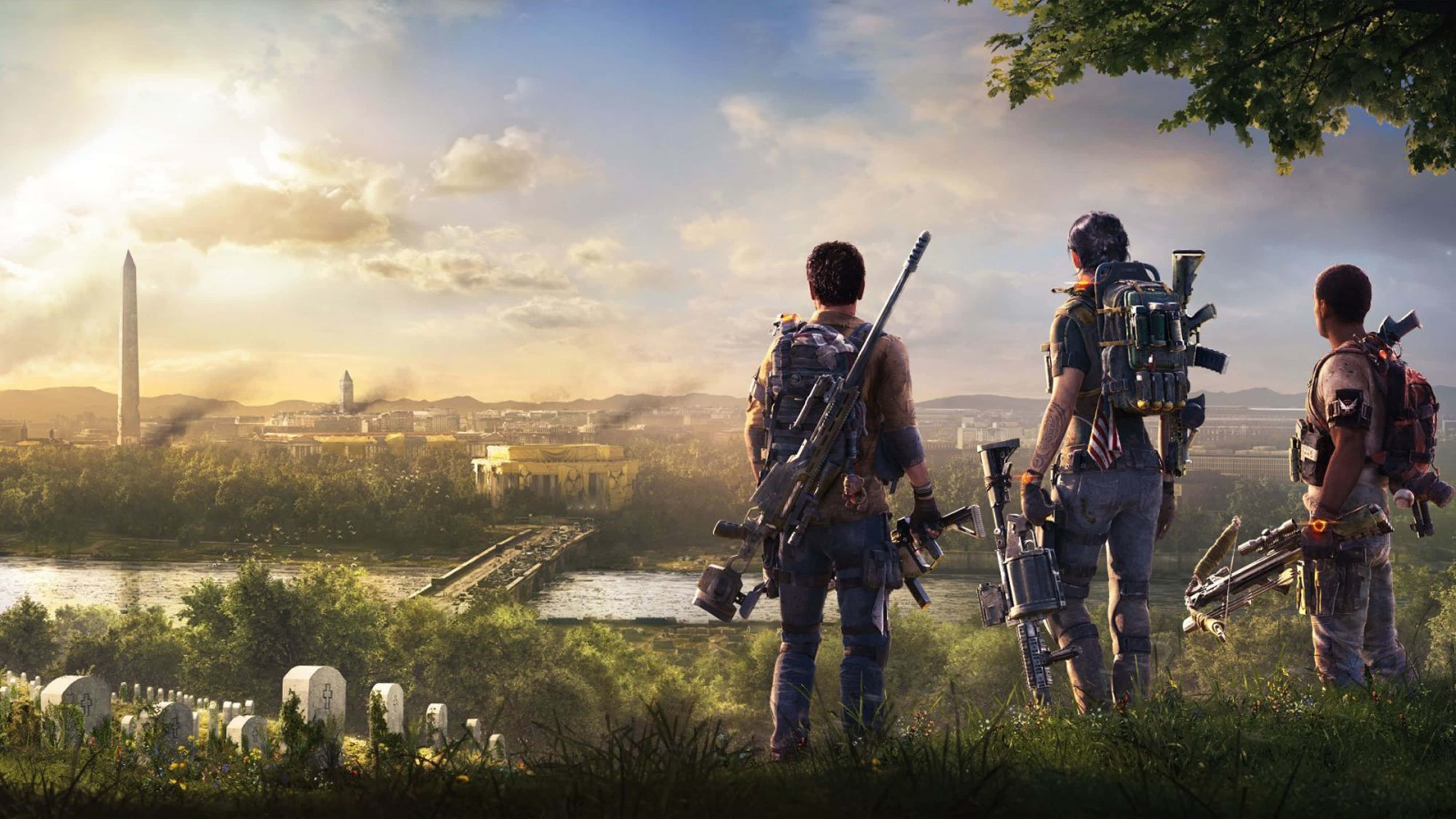 The Division 2 4K 桌布 壁紙 — 三名武裝倖存者站在長滿草的山丘上，俯瞰陽光普照、雜草叢生的華盛頓特區，遠處可見華盛頓紀念碑。