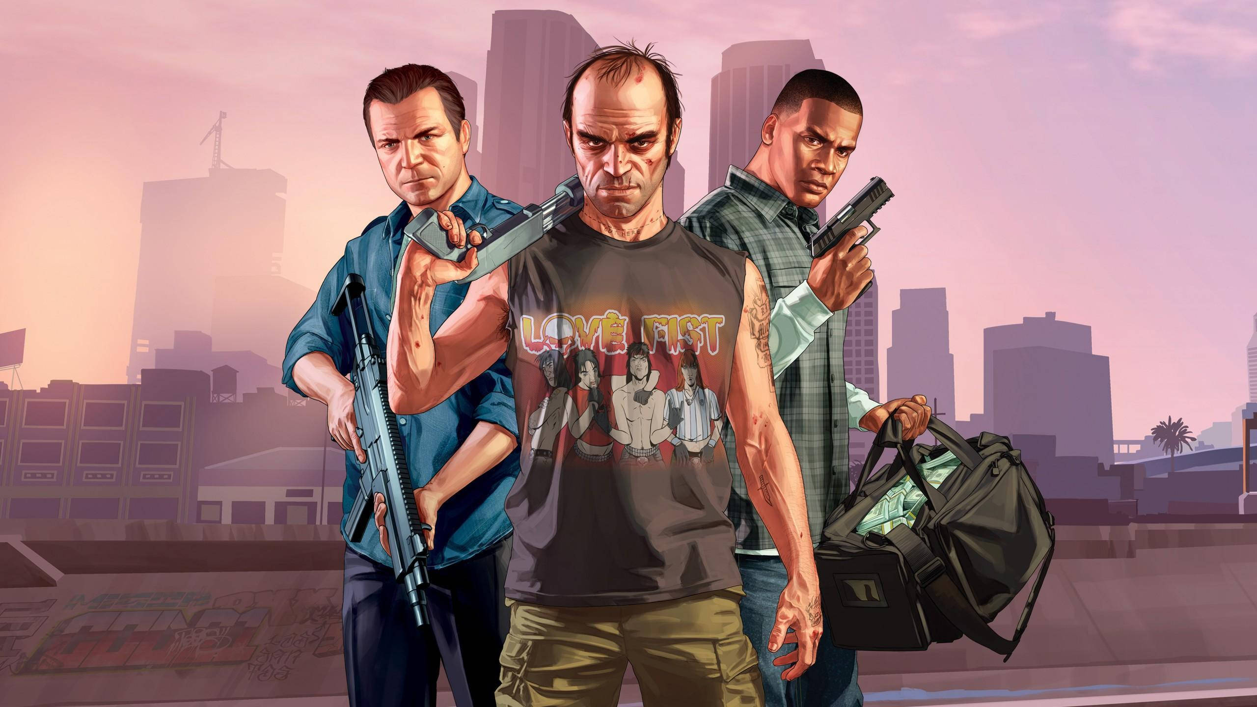 gta v 桌布 壁紙 — 三名武裝男子在黃昏時分朦朧的城市天際線中挑釁地站立，其中一人穿著「Love First」T恤。