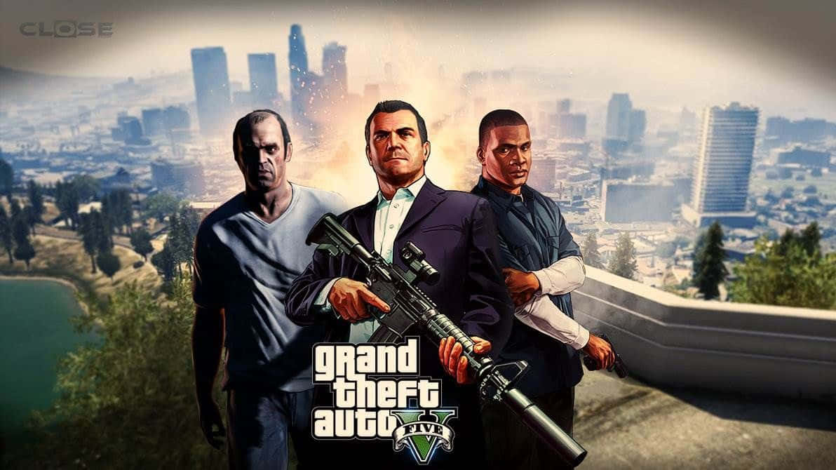 Gta 5 Desktop 桌布 壁紙 — 三名武裝男子站在山頂上，俯瞰著廣闊的城市景觀，下方是 Grand Theft Auto V 標誌。