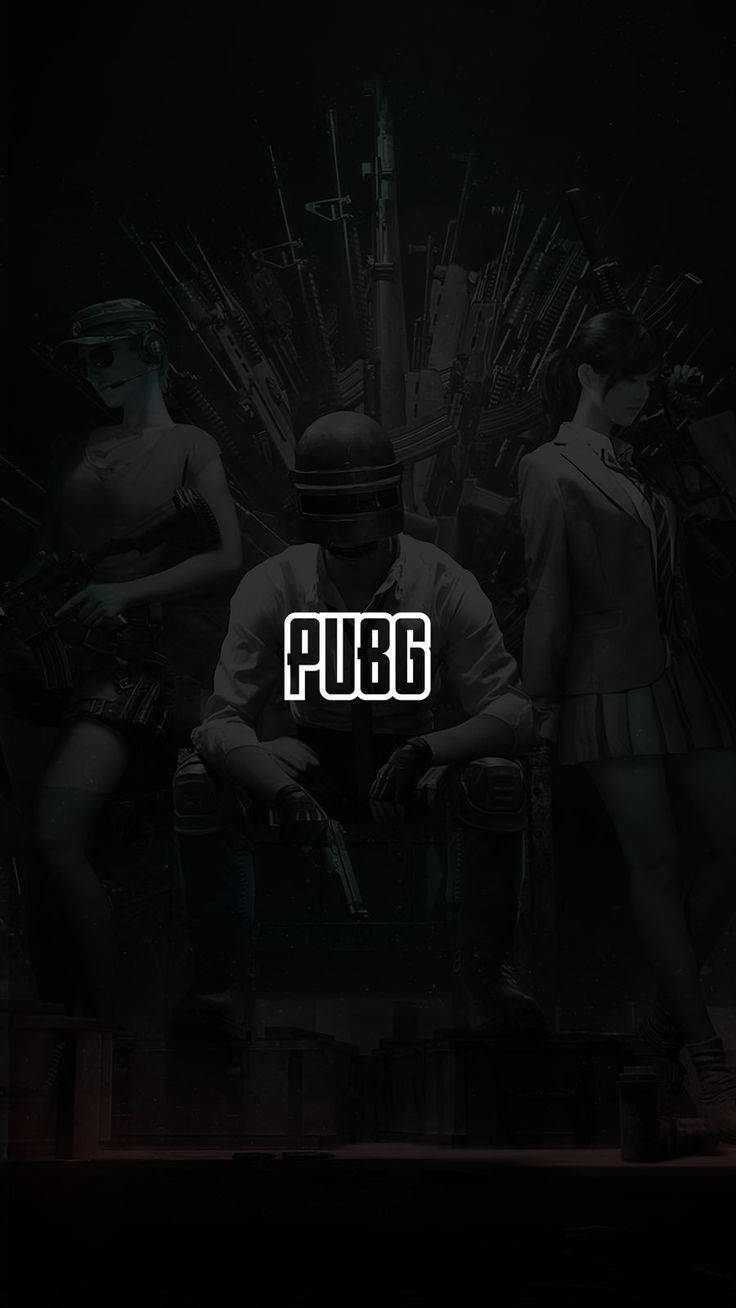 Pubg Logo 桌布 壁紙 — 三名武裝的PUBG角色坐在黑暗的王座室中，周圍環繞著帶有發光標誌的武器。