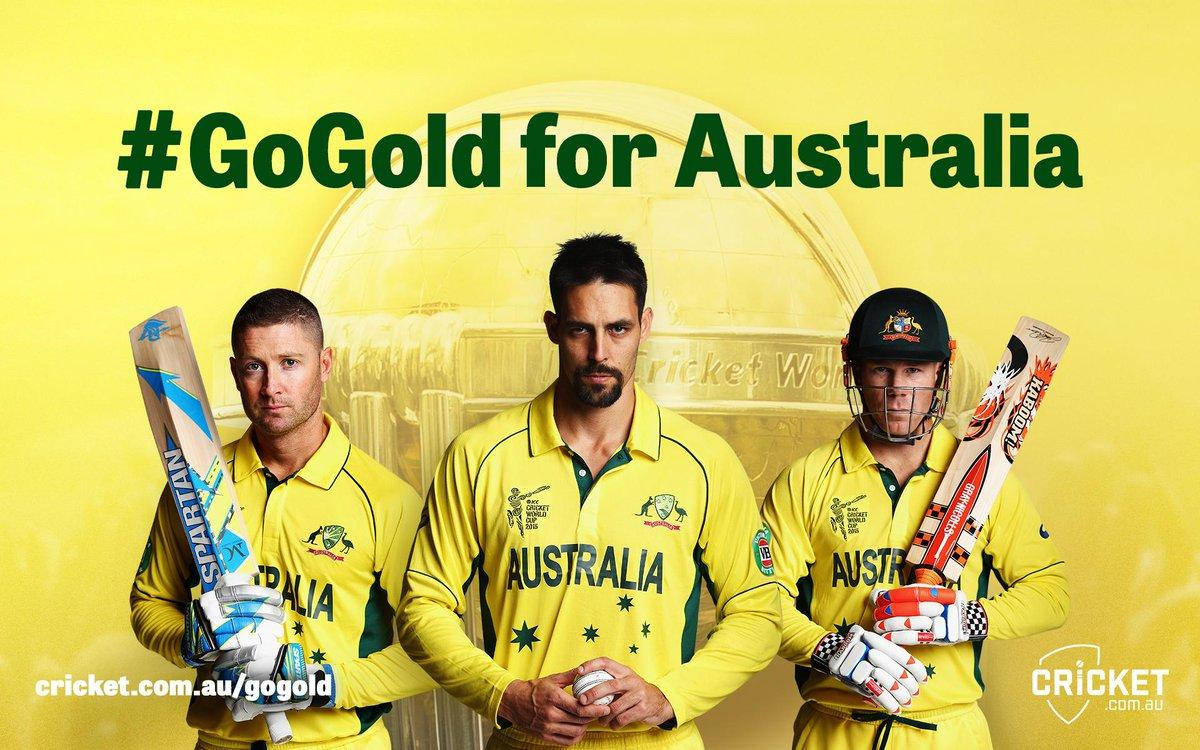 australia cricket 桌布 壁紙 — 三名澳洲板球運動員身穿黃色球衣，自信地手持球棒，背景為金色及獎盃剪影。