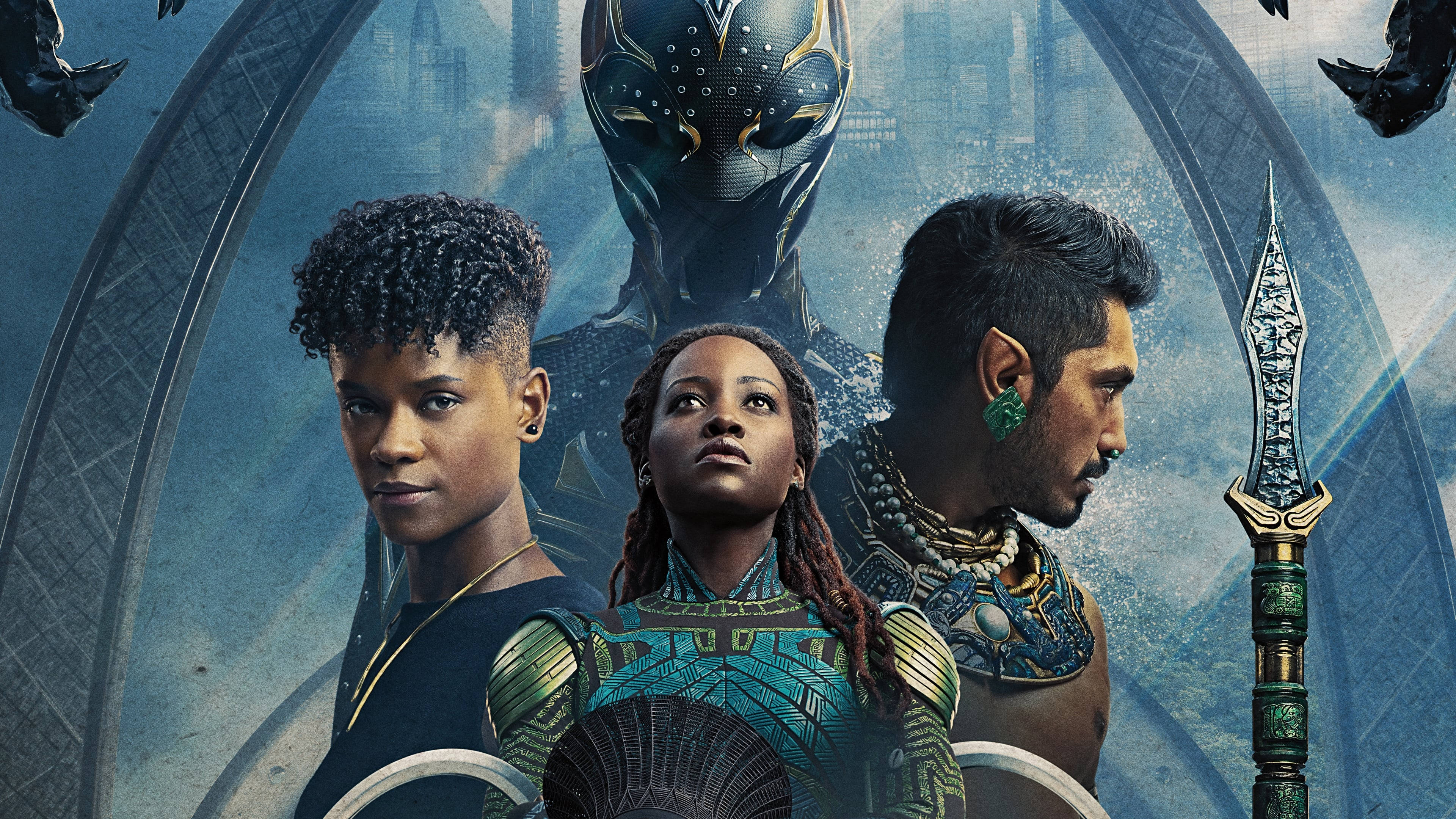 Wakanda 桌布 壁紙 — 三名瓦干達戰士站在一個未來風格的拱門前，身後有一位戴面具的國王隱現。