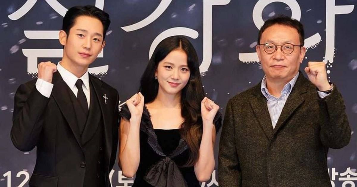 drama 桌布 壁紙 — 三名穿著正式服裝的人士在帶有韓文文字的深色背景前自信地擺出握緊拳頭的姿勢。