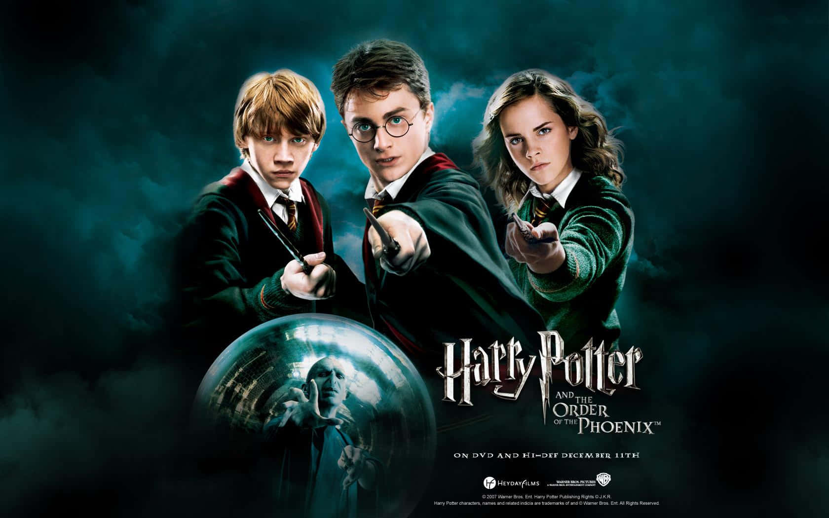 Harry Potter All Characters 桌布 壁紙 — 三名穿著綠色長袍的霍格華茲學生在黑暗風暴背景下向前指著魔杖，下方有一個發光球體。