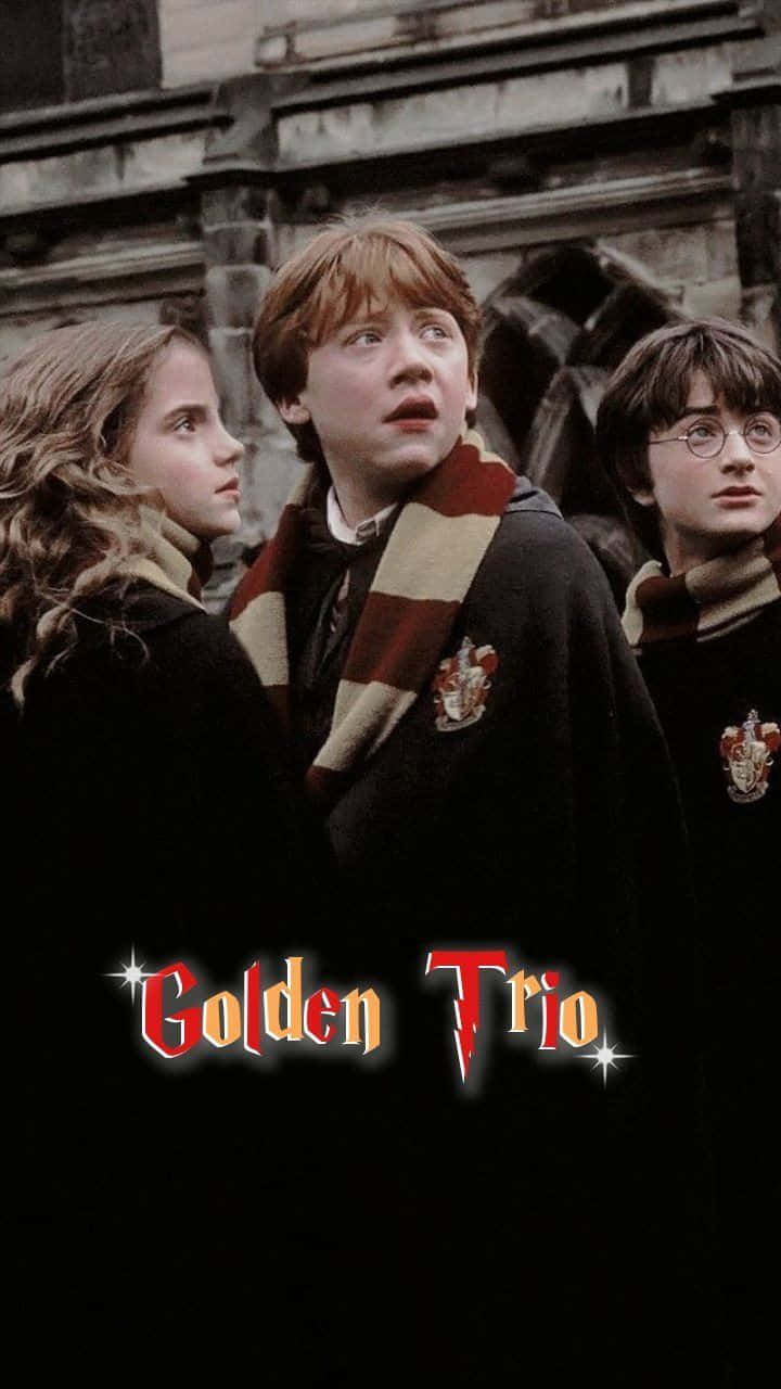 Ron Weasley 桌布 壁紙 — 三名穿著霍格華茲制服的年輕巫師，在石拱門背景下抬頭仰望，表情充滿敬畏與驚奇。
