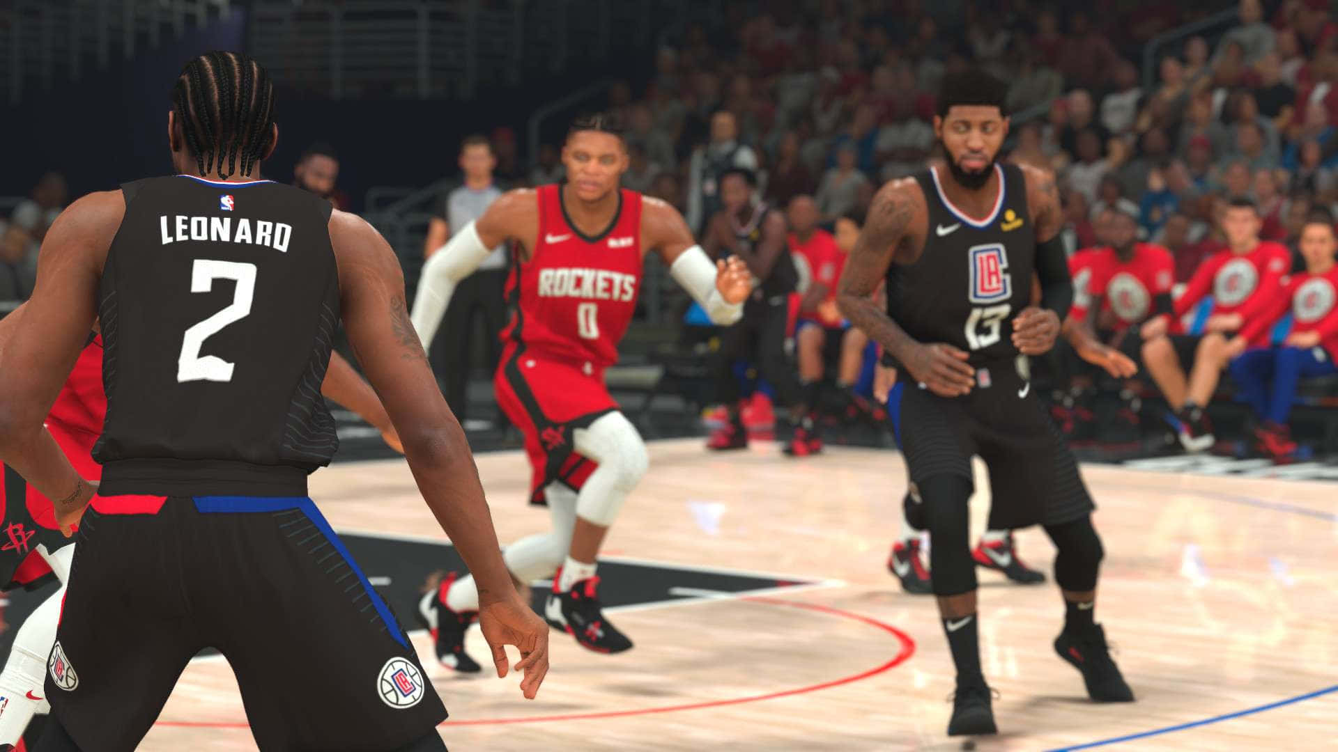 NBA 2k20 桌布 壁紙 — 三名籃球運動員在燈光明亮的球場上進行比賽，背景是座無虛席的體育館。