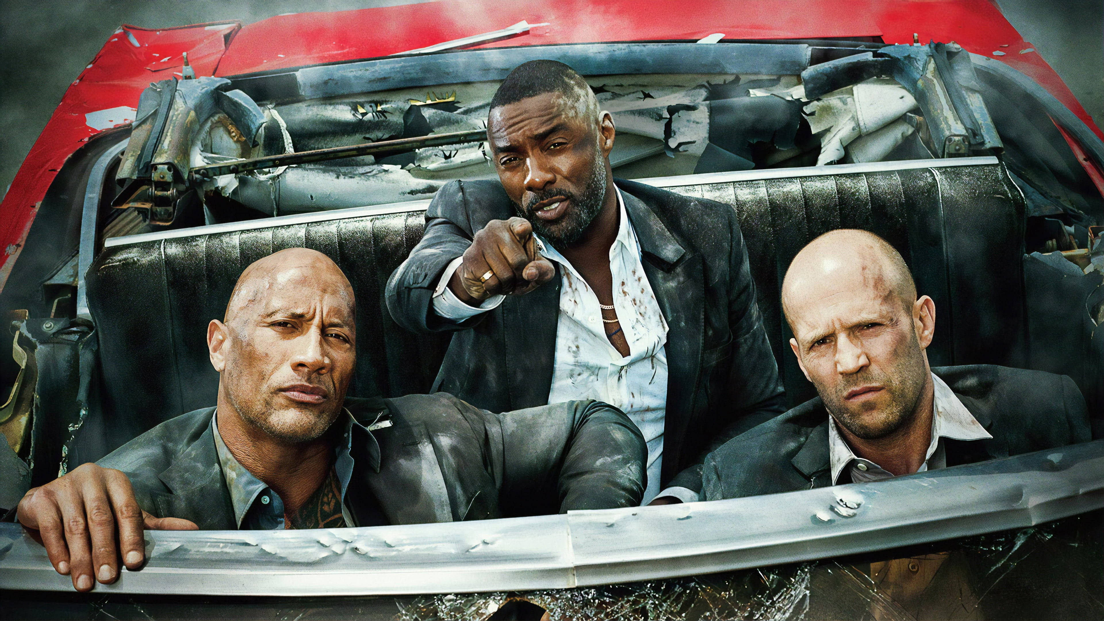 idris elba 桌布 壁紙 — 三名粗獷男子在一輛破爛的紅色汽車中，在煙霧和碎片中帶著堅定的表情專注地向前凝視。
