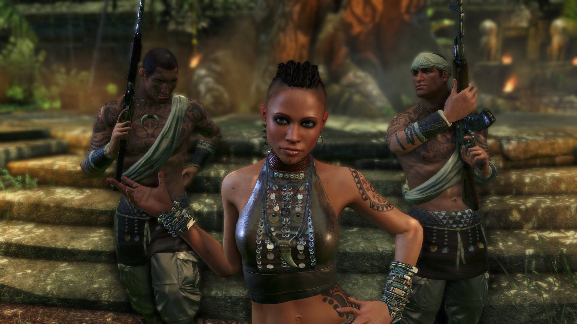 Far Cry 3 桌布 壁紙 — 三名紋身戰士手持步槍，站在叢林寺廟的石階上，飾有部落珠寶和發光的眼睛。