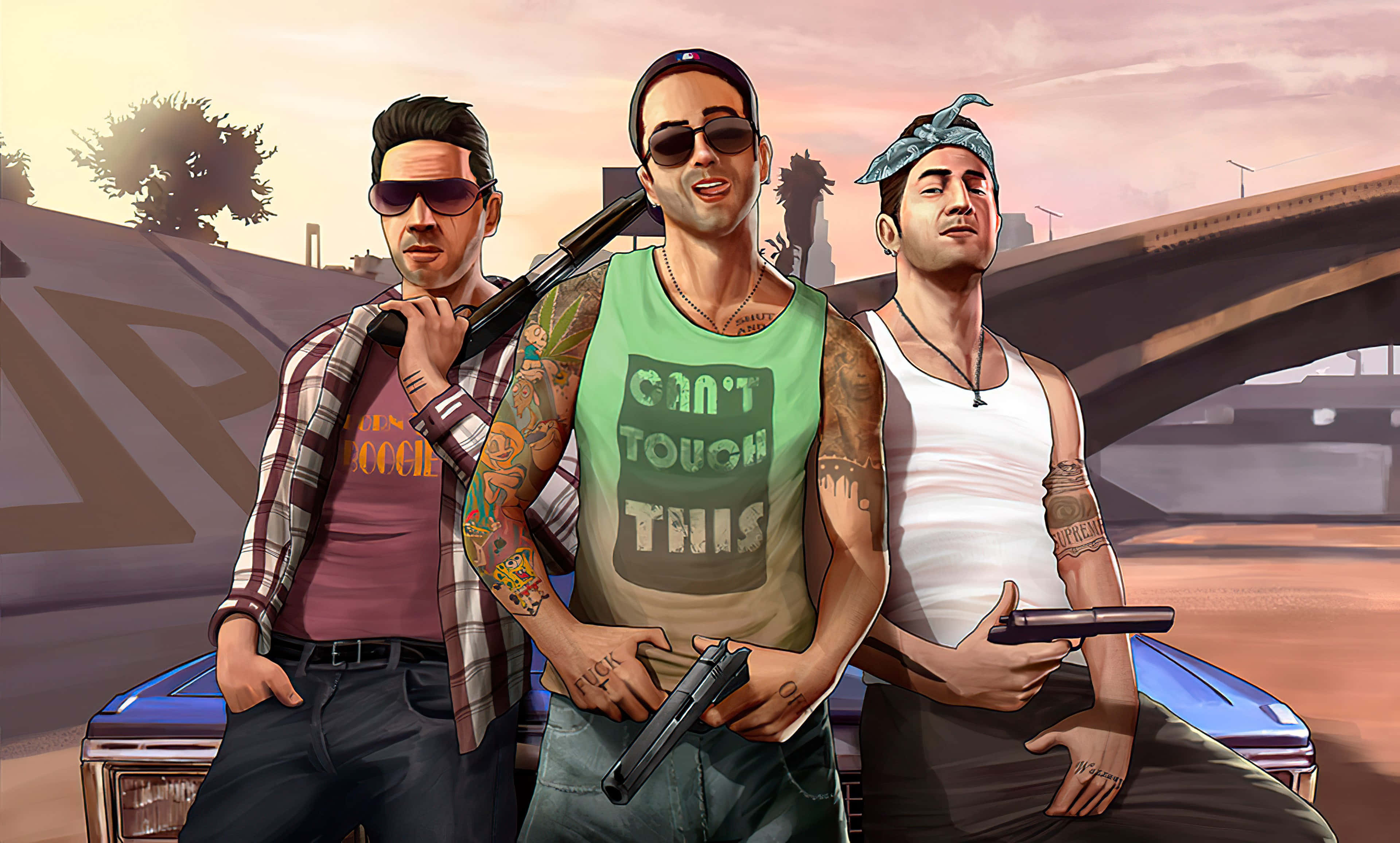 GTA 5 動圖 桌布 壁紙 — 三名紋身男子戴著太陽眼鏡，在朦朧的夕陽天空下，自信地持槍站在一輛藍色汽車旁。
