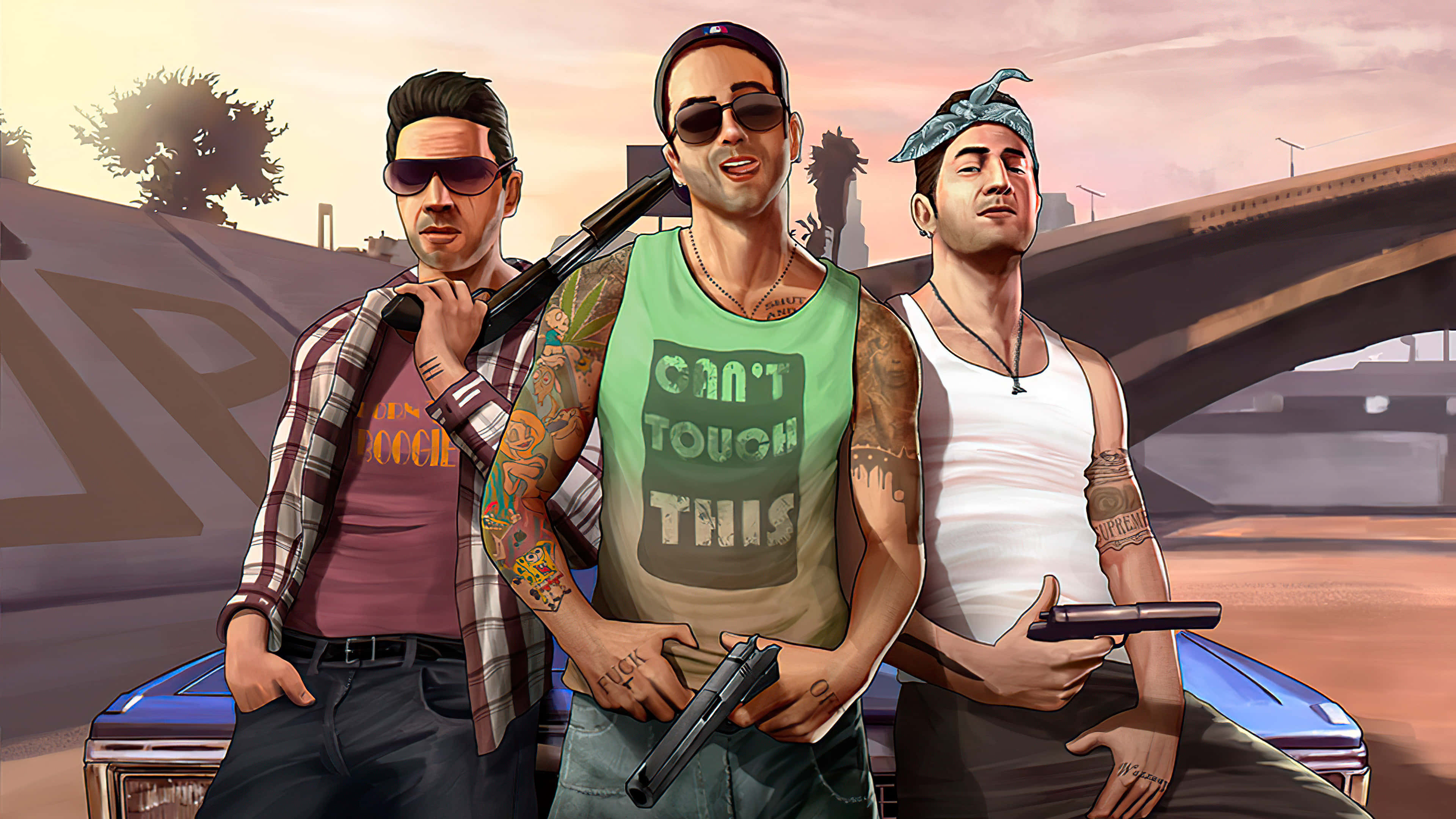 Gta 5 4K 桌布 壁紙 — 三名紋身黑幫戴著太陽眼鏡，在朦朧的日落天空下，自信地持槍站在一輛藍色汽車旁。