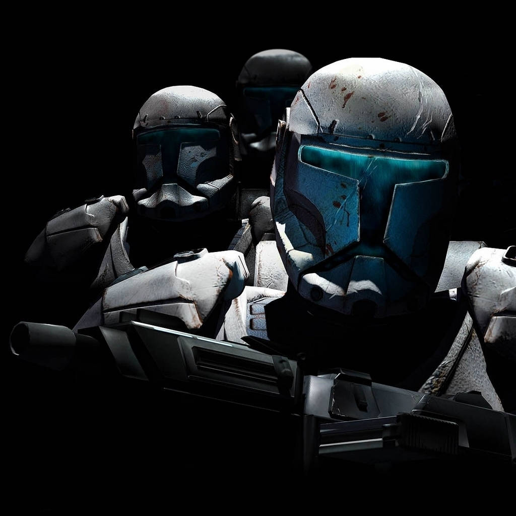 Star Wars iPad 桌布 壁紙 — 三名經歷戰鬥的複製人戰士身穿黑色盔甲，在黑暗中以剪影姿態站立，藍色發光面罩閃爍。
