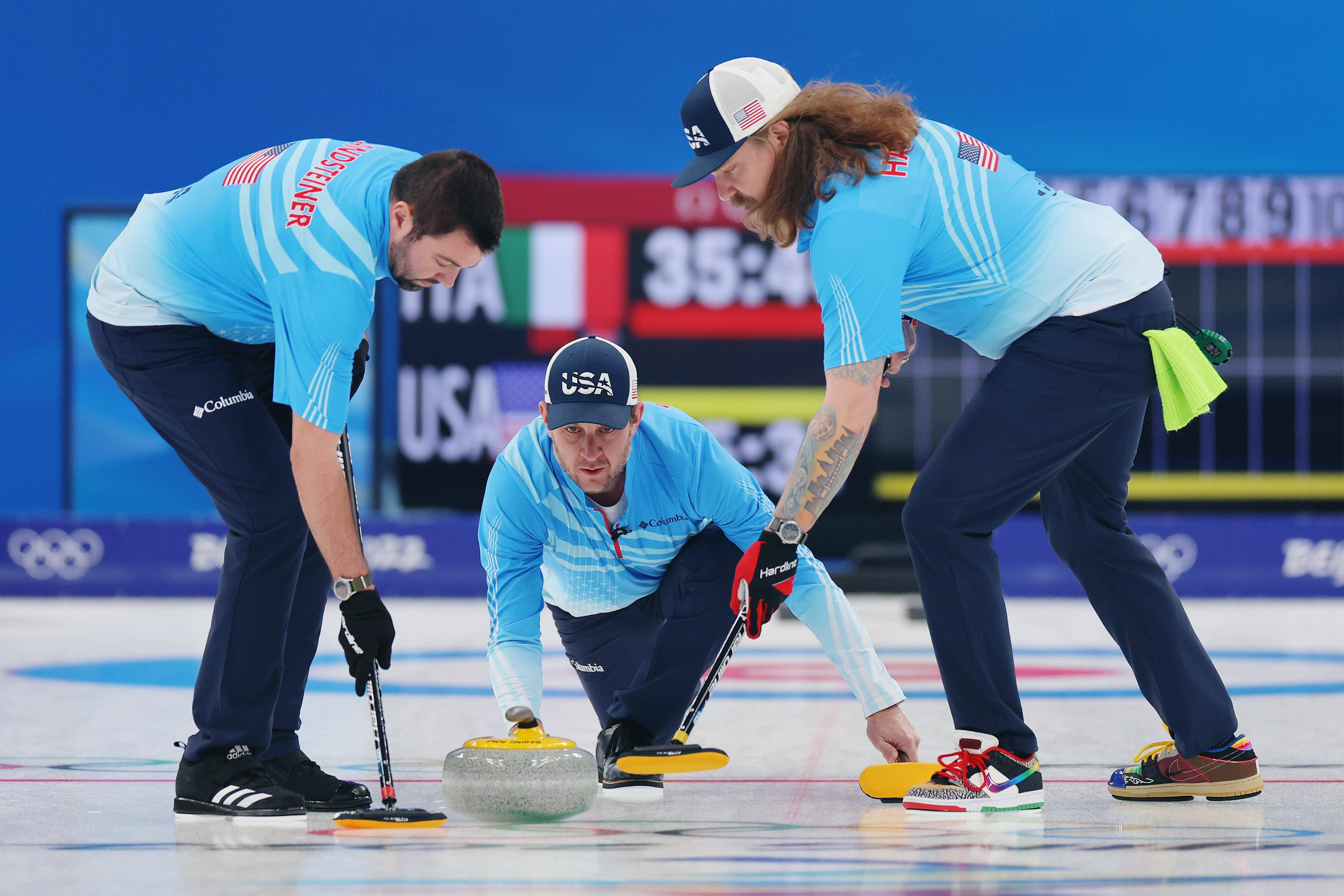 Olympics 桌布 壁紙 — 三名美國冰壺運動員在冰場上的比賽中專注地擲出冰壺。