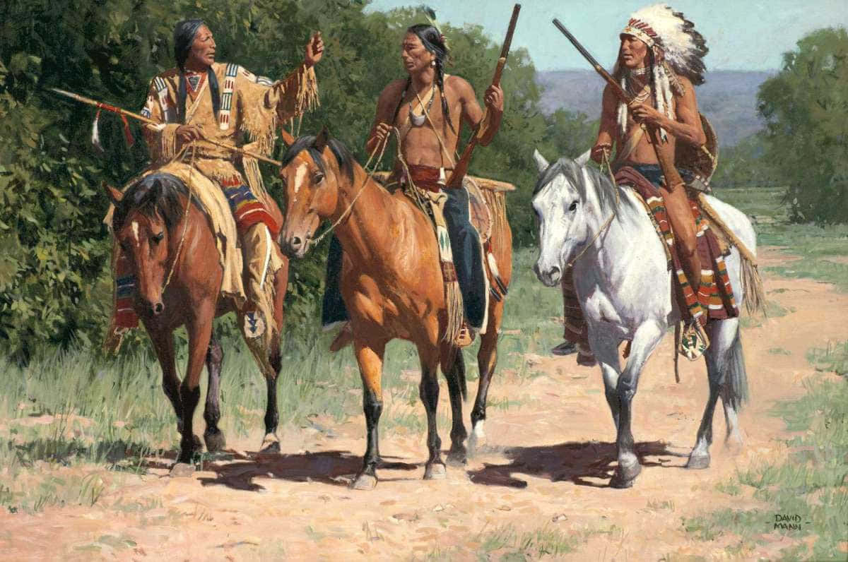 American Indian 桌布 壁紙 — 三名美洲原住民男子騎馬沿著陽光照耀的泥濘小徑穿過茂密的綠色森林。