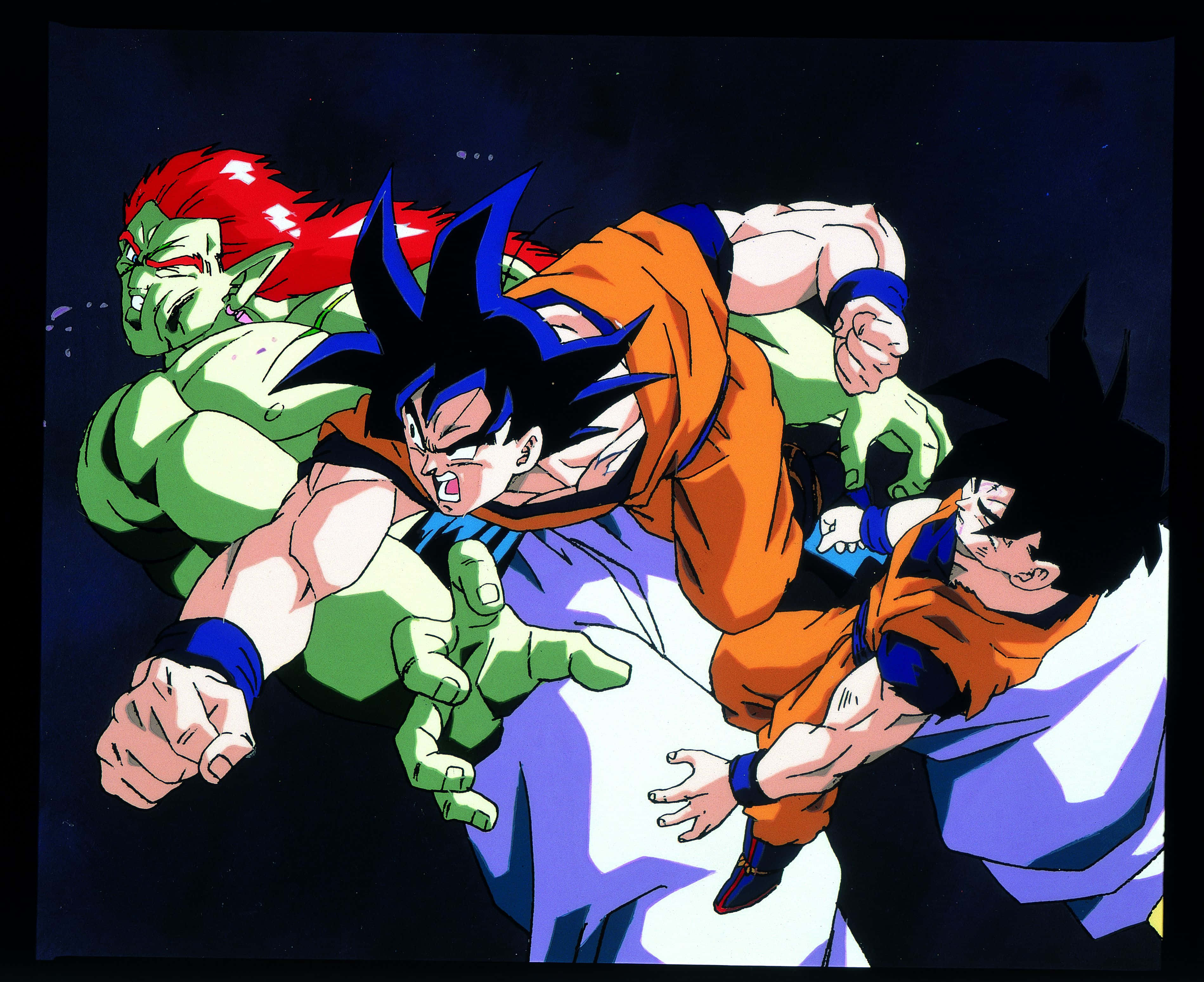 Dragon Ball Movies 桌布 壁紙 — 三名肌肉發達的動漫戰士身穿橙色和綠色戰鬥裝備，在繁星點點的夜空下動態碰撞。