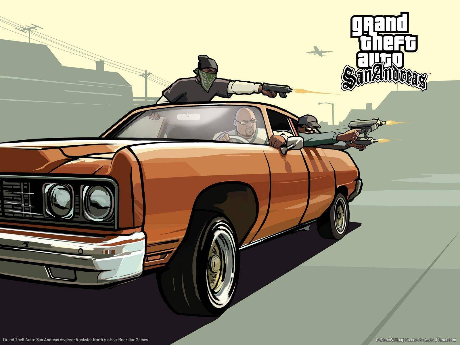 GTA 聖安地列斯 桌布 壁紙 — 三名蒙面槍手從一輛高速行駛的橙色肌肉車中開槍，背景是 gritty 的城市環境。
