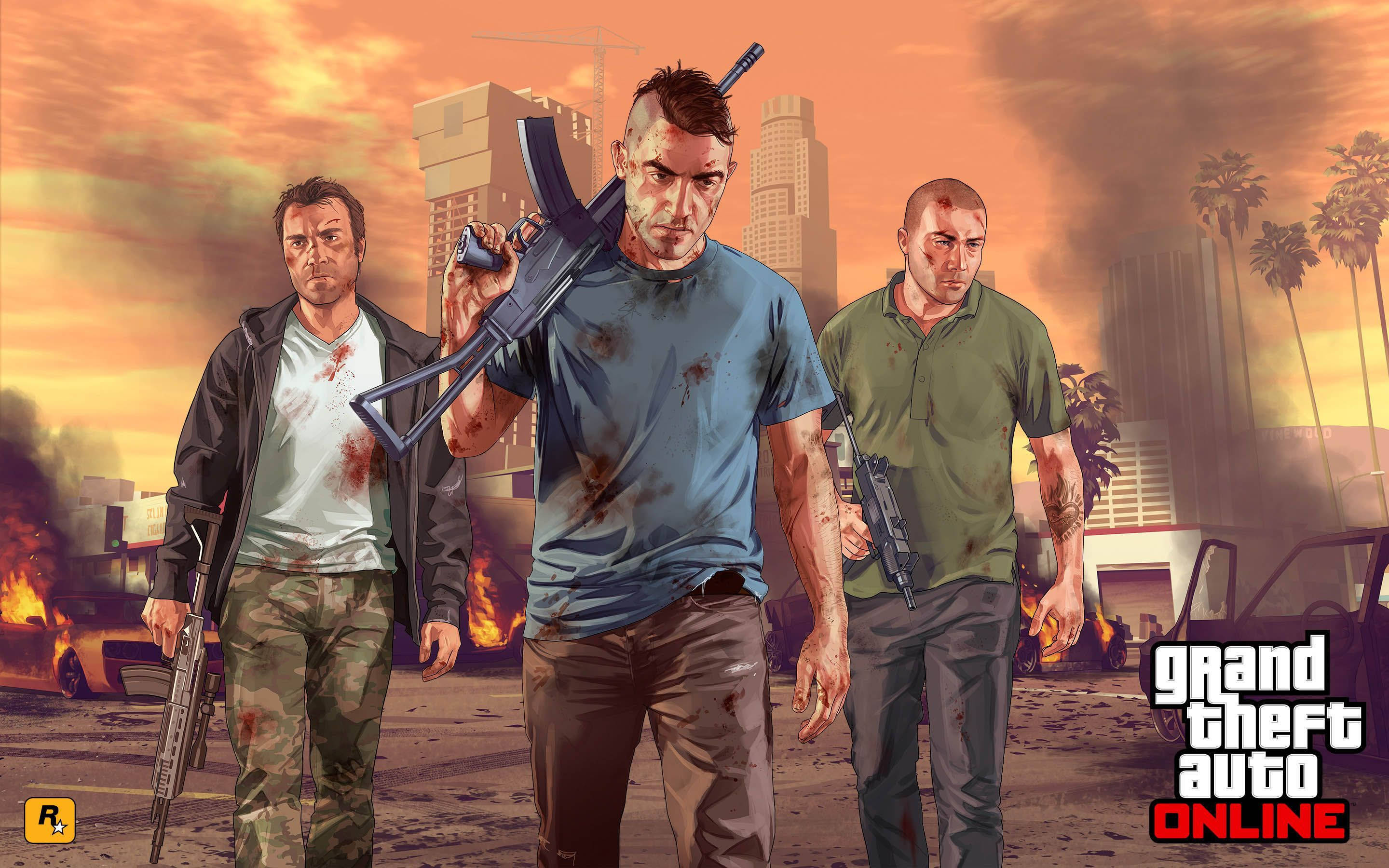 Gta 桌布 壁紙 — 三名血跡斑斑的男子手持槍械，在熾熱的橙色天空下穿過燃燒的城市景觀。