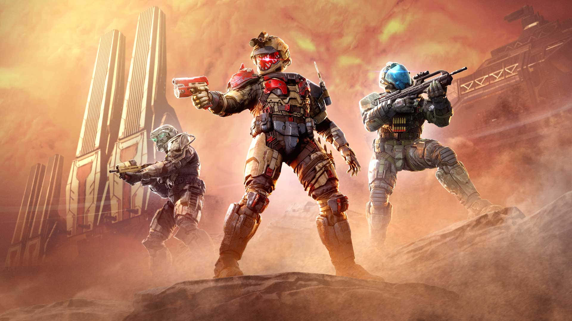 Halo Infinite 桌布 壁紙 — 三名裝甲士兵在塵土飛揚的外星行星上準備就緒，未來主義的塔樓聳立在火熱的橙色天空下。