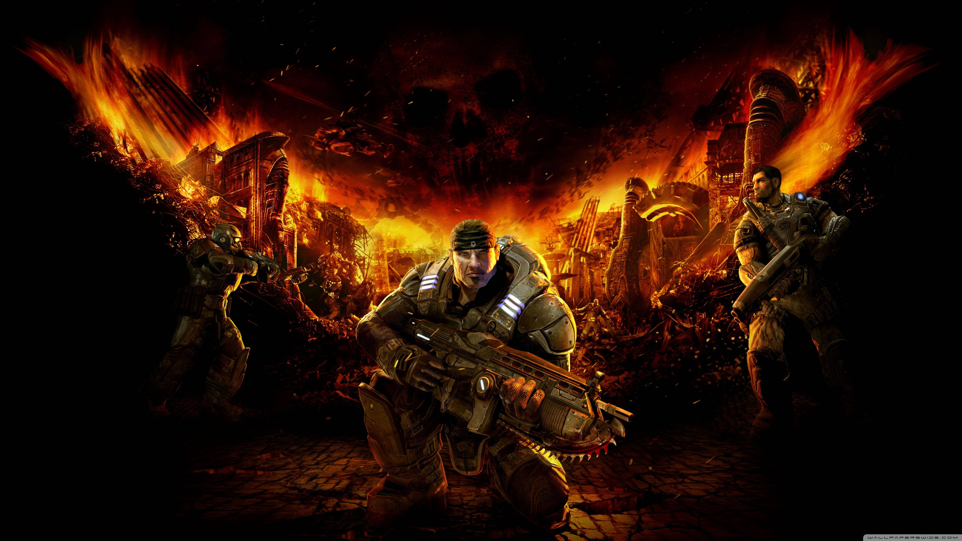 Gears Of War 桌布 壁紙 — 三名裝甲士兵在黑暗的天空下穿過燃燒的廢墟城市。