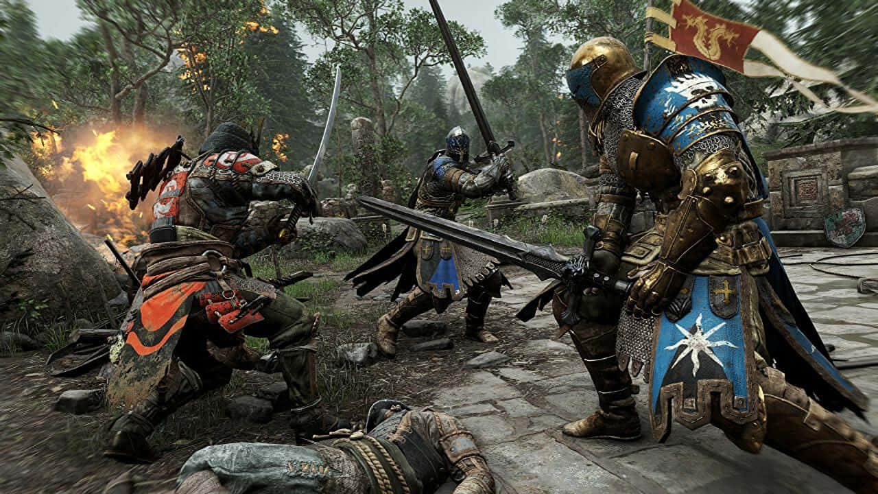 Warden For Honor 桌布 壁紙 — 三名裝甲戰士在森林空地中，於石頭廢墟間與火焰和倒下的同伴交戰。