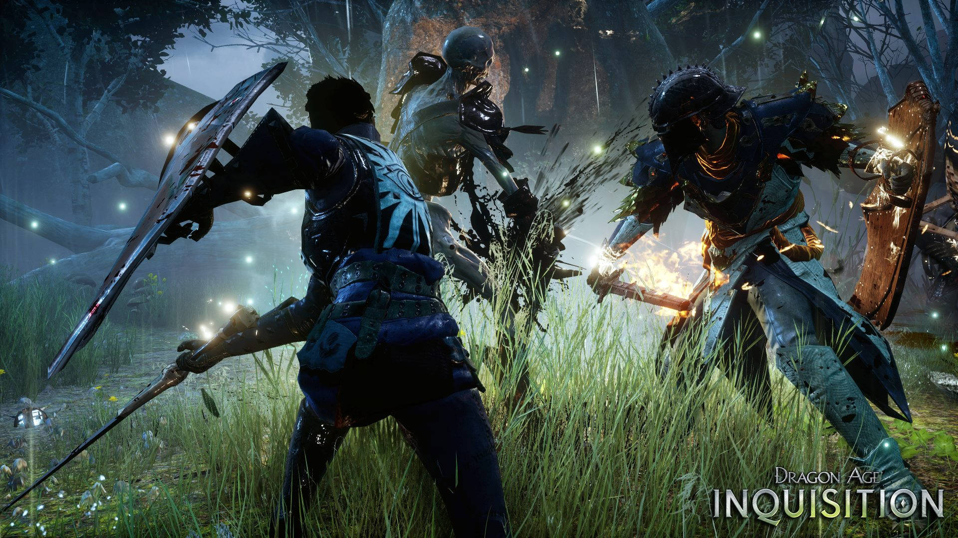 Inquisition 桌布 壁紙 — 三名裝甲戰士在迷霧森林中碰撞，伴隨著發光粒子與動態戰鬥姿勢。