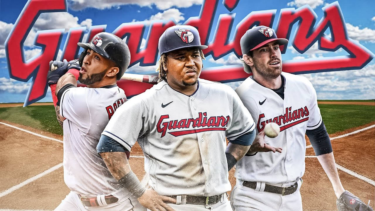 Cleveland Guardians 桌布 壁紙 — 三名身穿 Guardians 球衣的棒球運動員在陽光明媚的球場上，在醒目的球隊標誌下動態擺姿勢。
