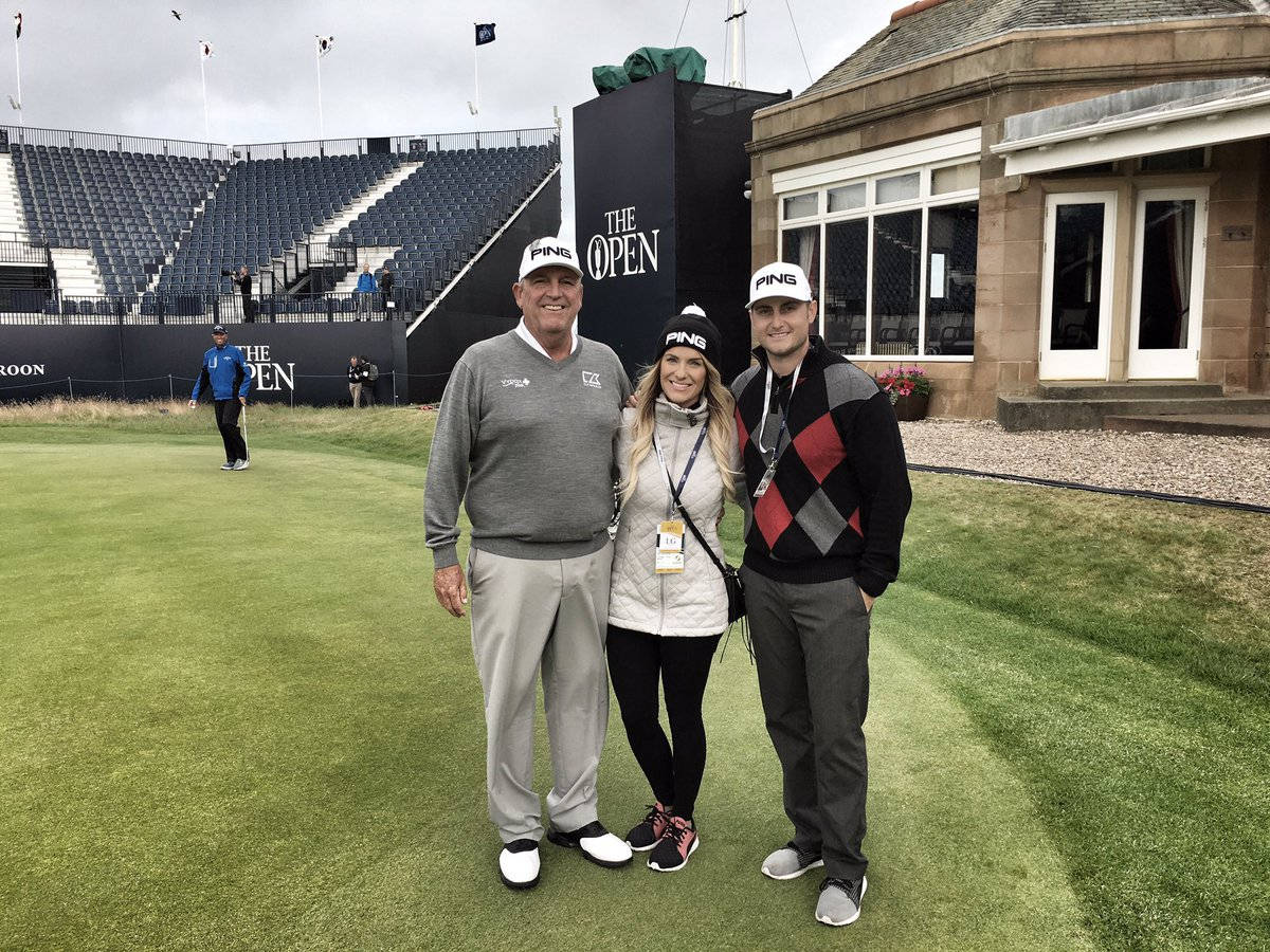 美國 桌布 壁紙 — 三名身穿PING裝備的高爾夫球手在The Open Championship的翠綠球道上擺姿勢，背景有體育場座位和石造會所。