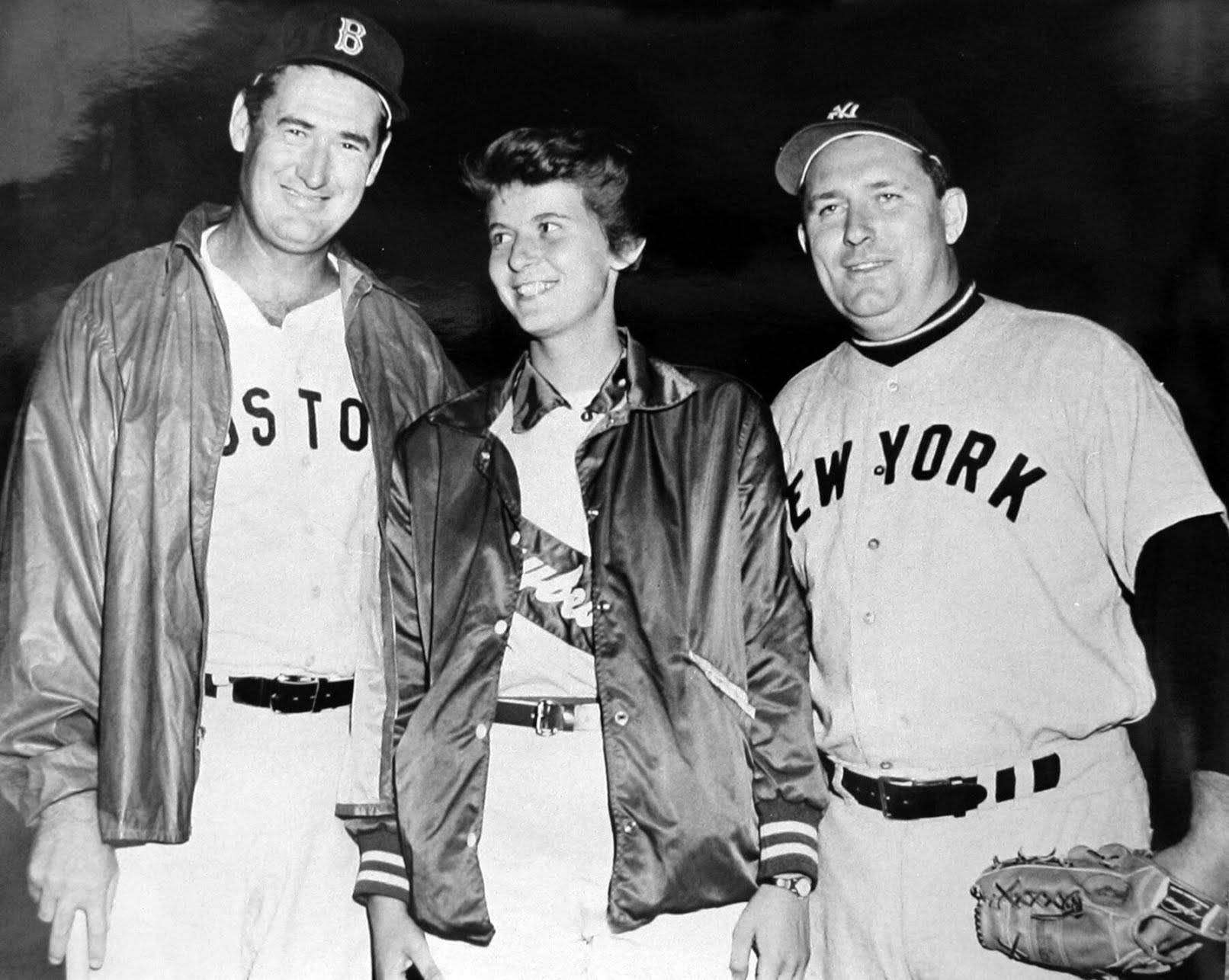 Ted Williams 桌布 壁紙 — 三名身穿復古制服、面帶微笑的棒球運動員，與一名穿著相配外套的年輕女子在深色背景下合影。
