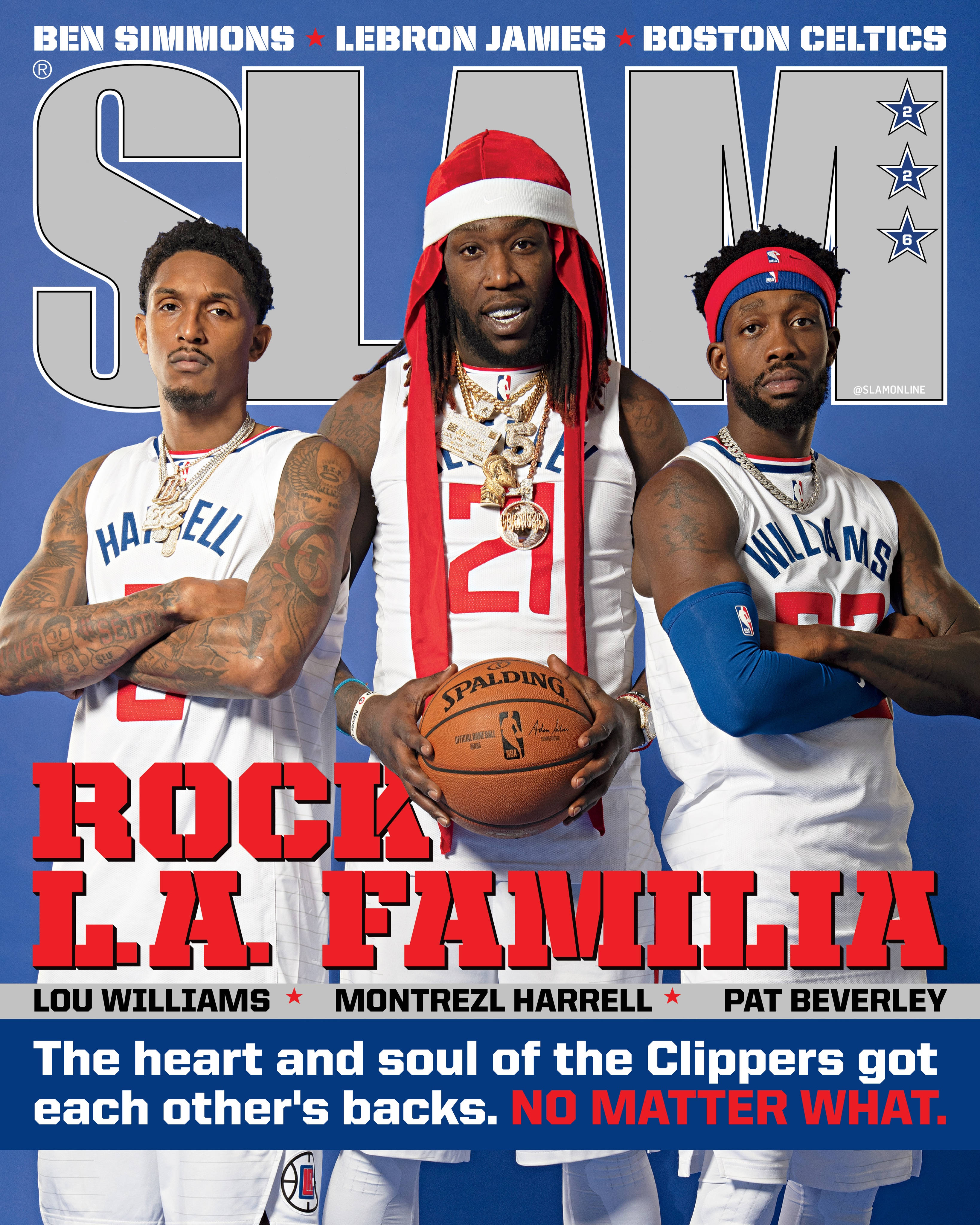 Lou Williams 桌布 壁紙 — 三名身穿快艇隊球衣的籃球運動員在藍色背景前自信地擺姿勢，背景有粗體紅色文字和一個Spalding籃球。