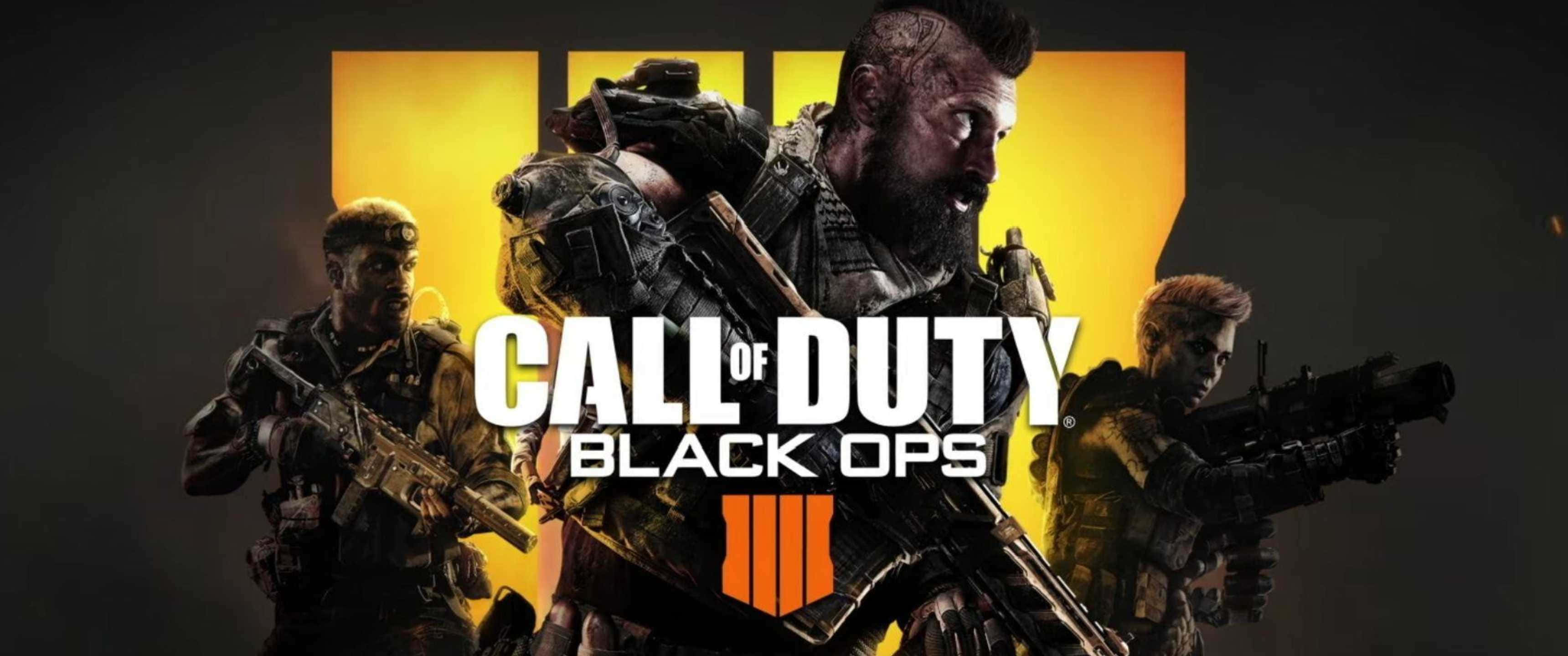 3440x1440p Call Of Duty Black Ops 4 桌布 壁紙 — 三名身穿戰術裝備的士兵，在帶有 Call of Duty Black Ops 4 標誌的發光橙色背景下持步槍準備就緒。