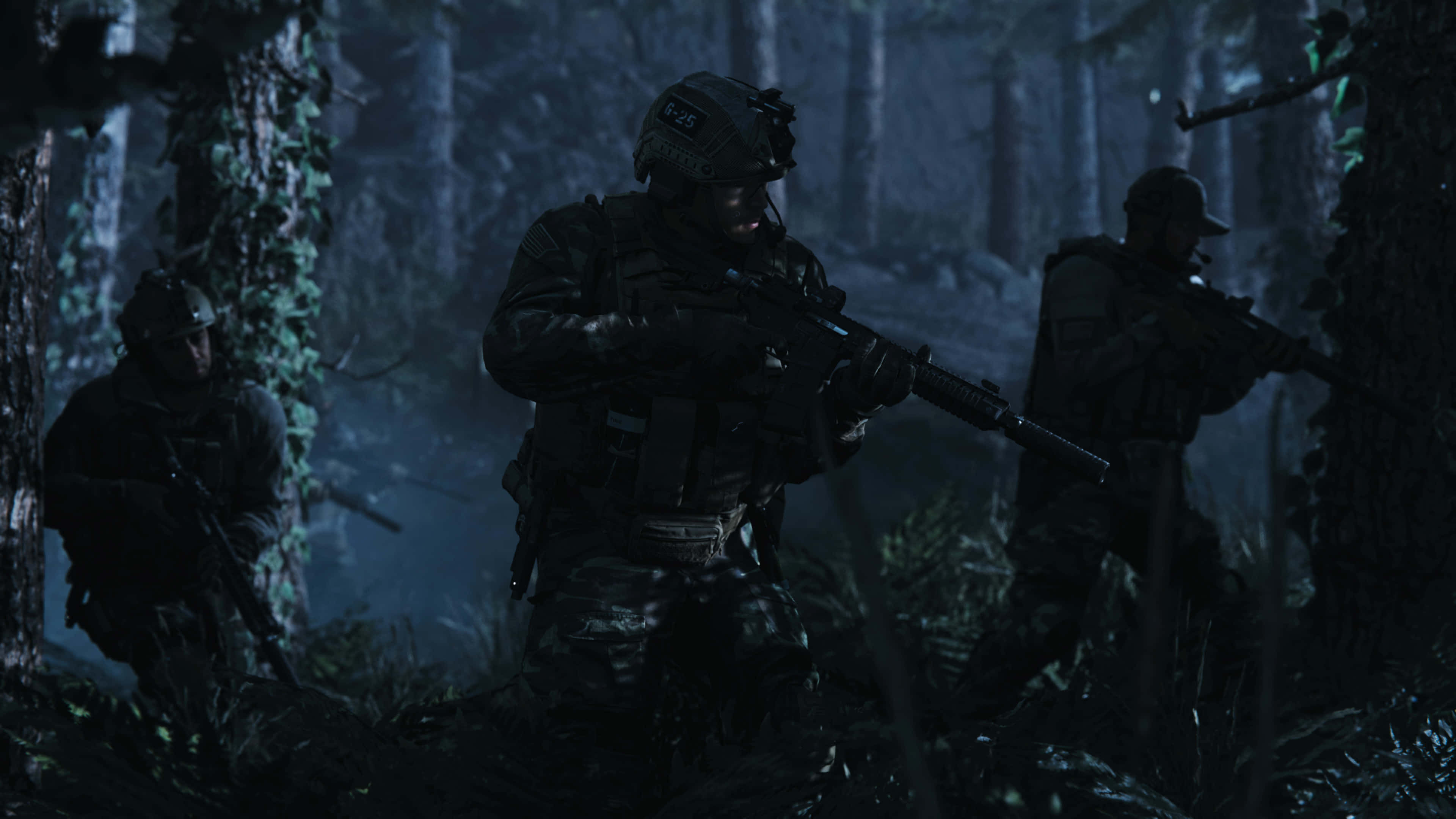 4K Call Of Duty Modern Warfare 桌布 壁紙 — 三名身穿戰術裝備的士兵在夜間持步槍悄悄穿過霧氣瀰漫的黑暗森林。