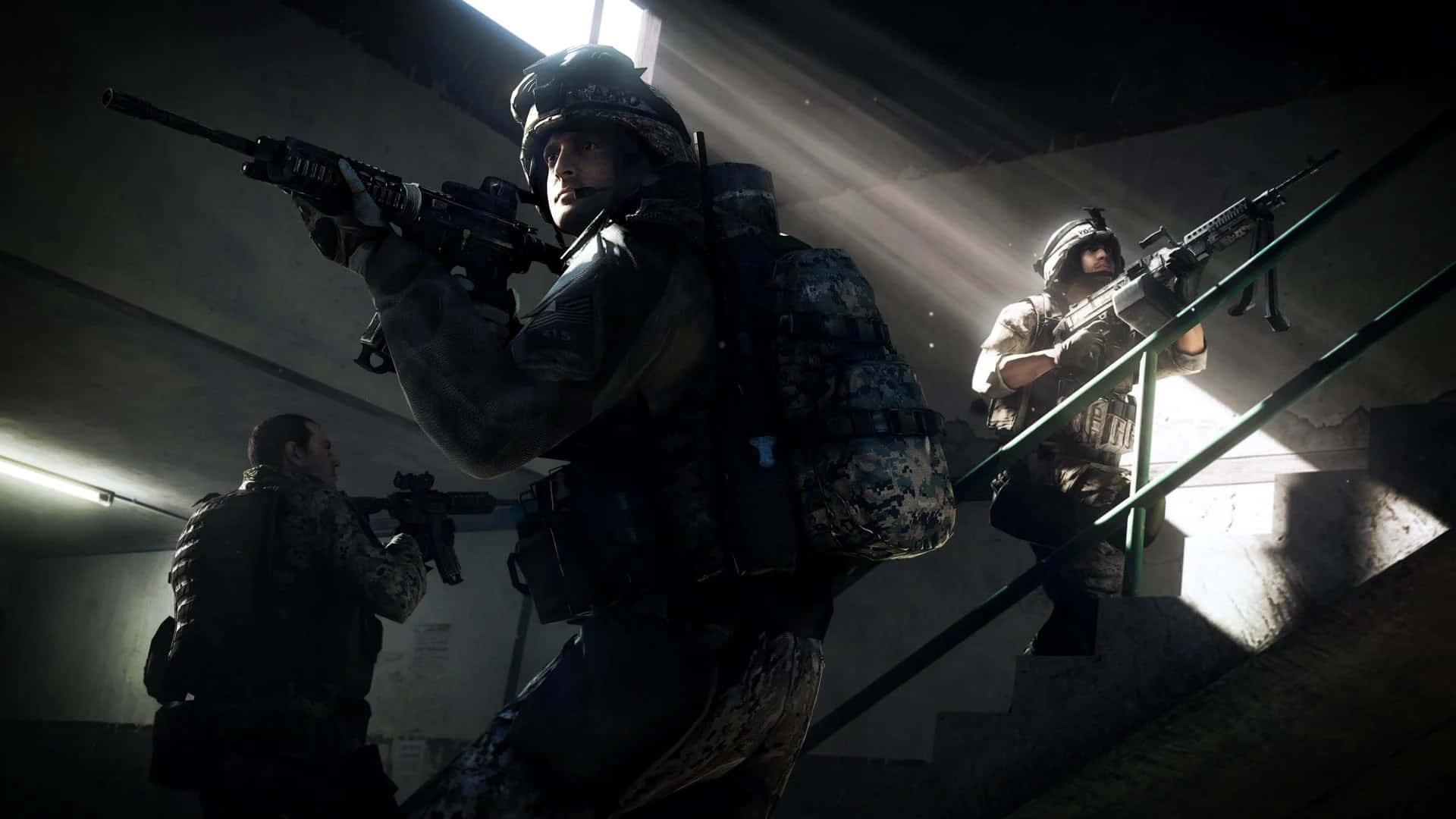Battlefield 3 桌布 壁紙 — 三名身穿戰術裝備的士兵謹慎地穿過光線昏暗的混凝土樓梯間，光線穿透陰影。