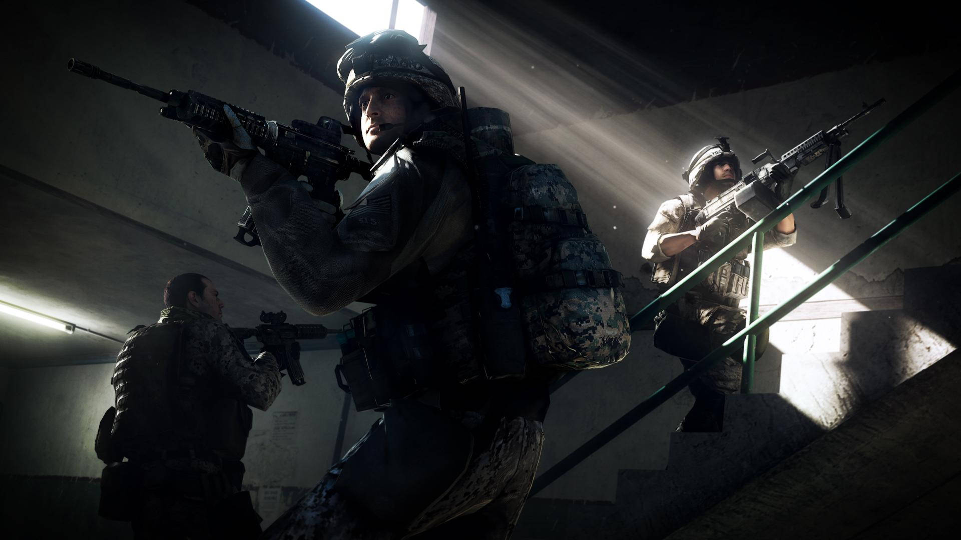 Battlefield 3 桌布 壁紙 — 三名身穿戰術裝備的士兵謹慎地穿過光線昏暗的混凝土樓梯間，光束穿透黑暗。
