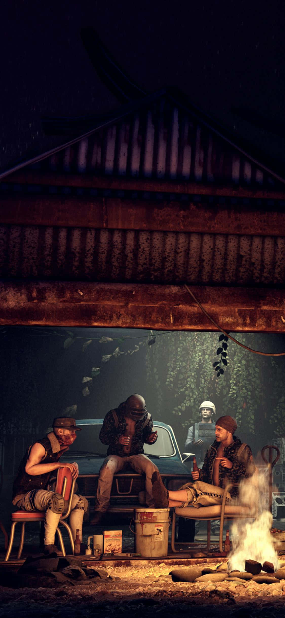 game 桌布 壁紙 — 三名身穿戰術裝備的粗獷男子在夜間於波紋金屬屋頂下的營火旁放鬆。