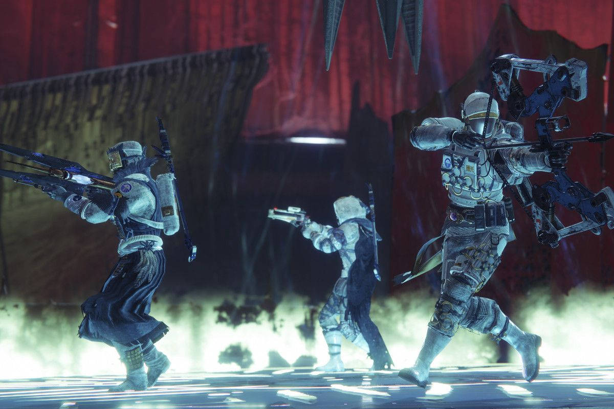 destiny 2 shadowkeep 桌布 壁紙 — 三名身穿未來裝備的裝甲士兵在昏暗、帶有紅色調的工業環境中開火，地板燈光閃爍。