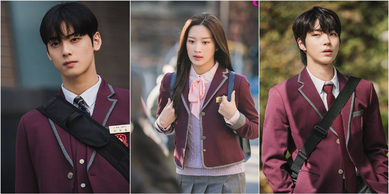 Hwang In Yeop 桌布 壁紙 — 三名身穿栗色校服的高中生背著背包，帶著嚴肅的表情自信地站在戶外。