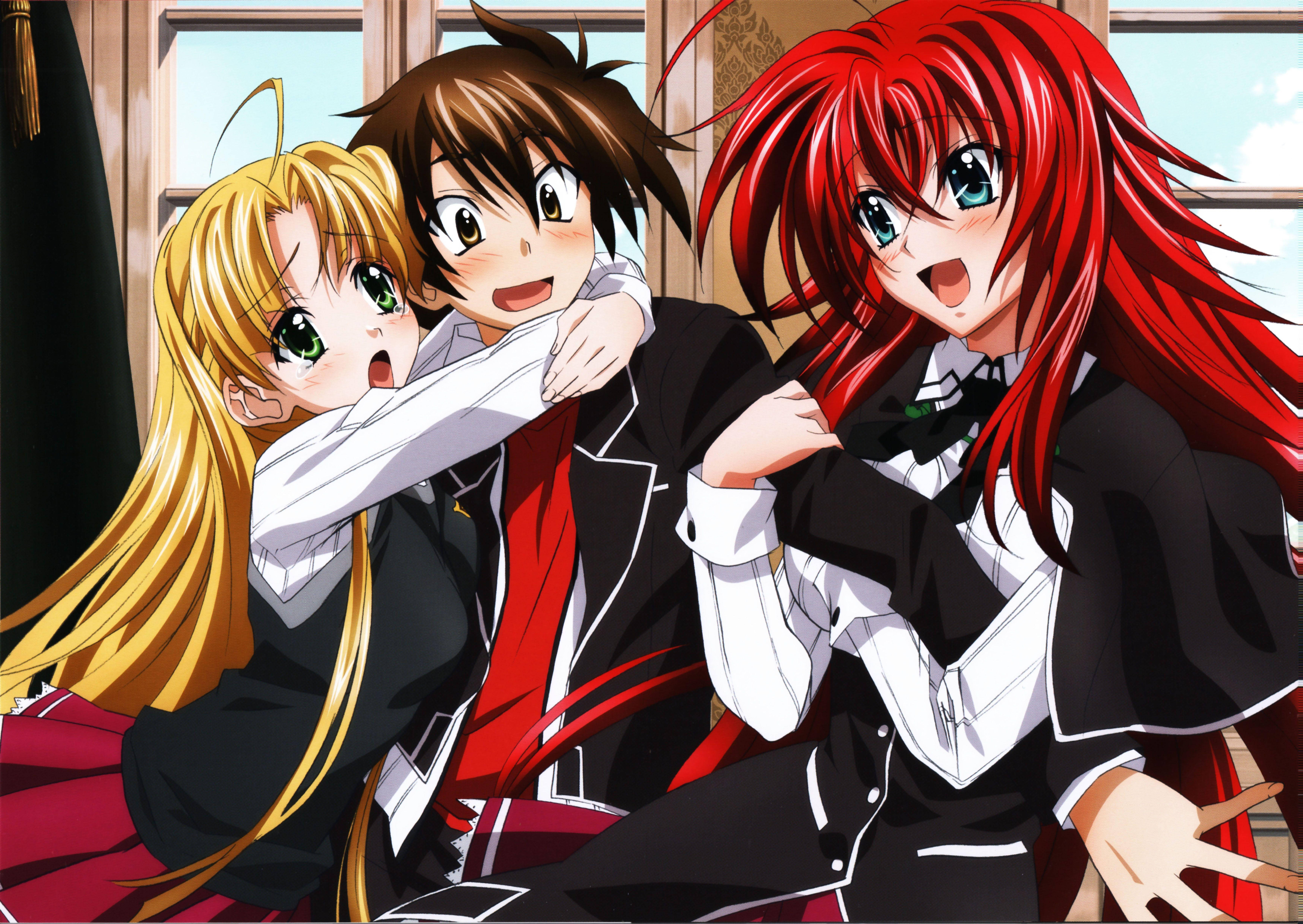Dxd 桌布 壁紙 — 三名身穿校服的動漫學生在一個光線充足、有大窗戶的教室裡，頑皮地擁抱一個男孩。
