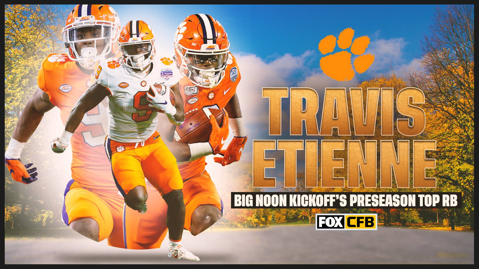 Travis Etienne 桌布 壁紙 — 三名身穿橙色和白色球衣的足球運動員在明亮的秋日背景下動態衝刺，並以粗體文字慶祝 Travis Etienne。
