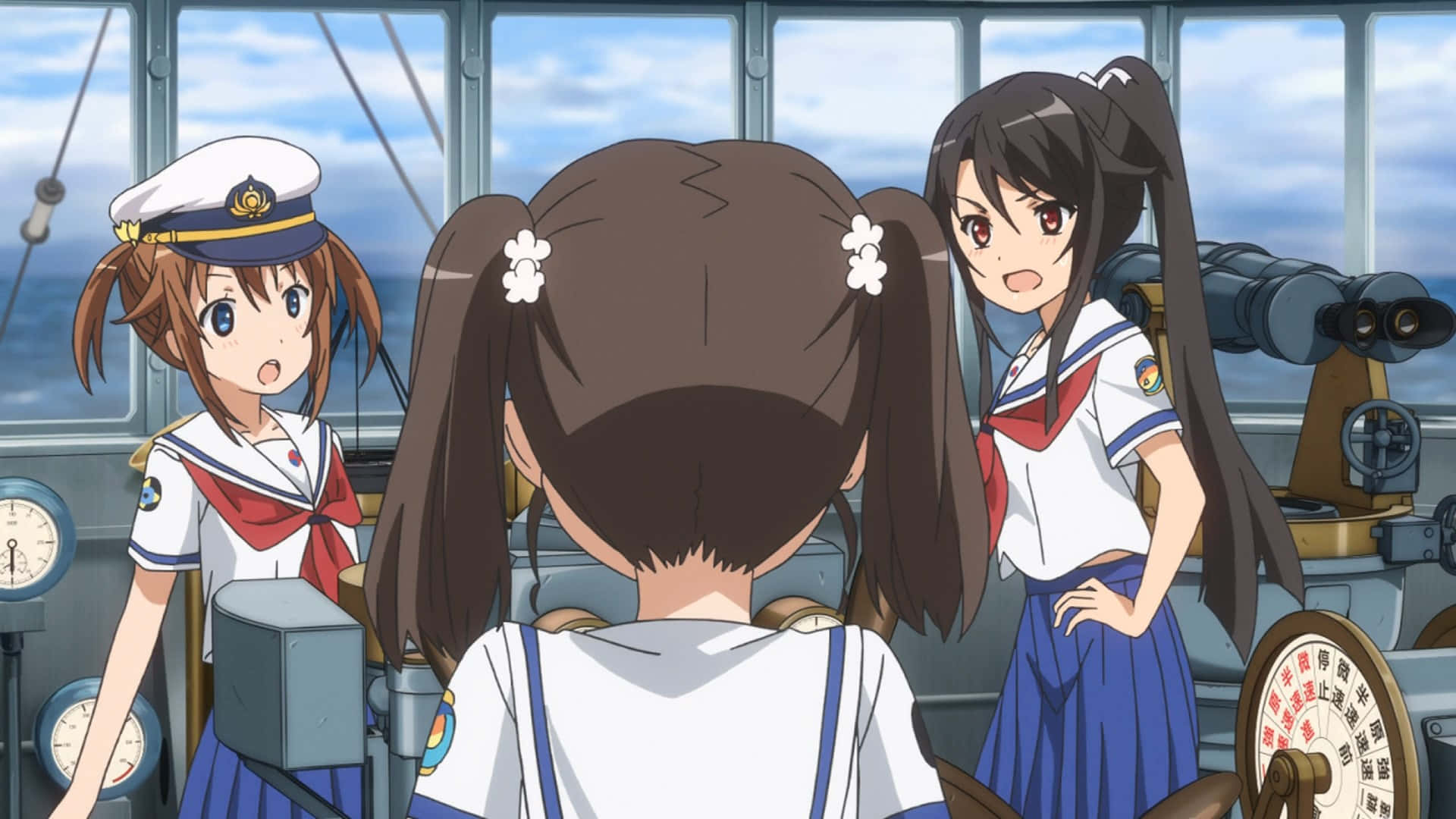 High School Fleet 桌布 壁紙 — 三名身穿水手服的動畫女孩站在船橋內，有海景和航海儀器。