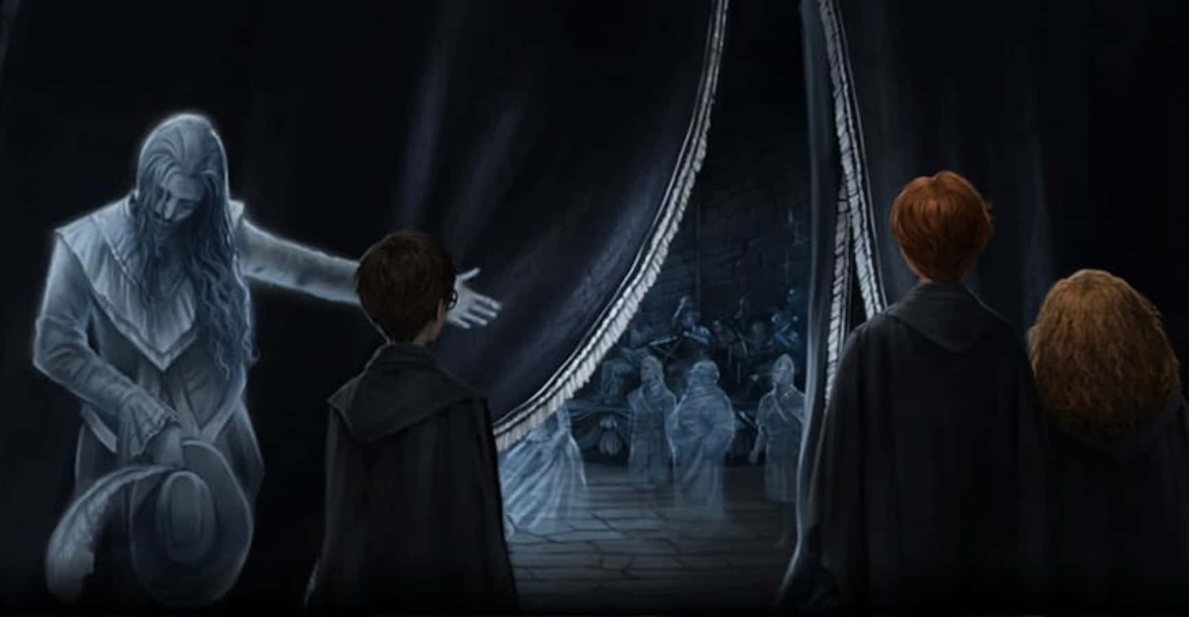 The Hogwarts Ghosts 桌布 壁紙 — 三名身穿深色斗篷的學生看著一個穿著長袍的幽靈般的身影，在厚重的窗簾後面，向一群幽靈般的人群做手勢。