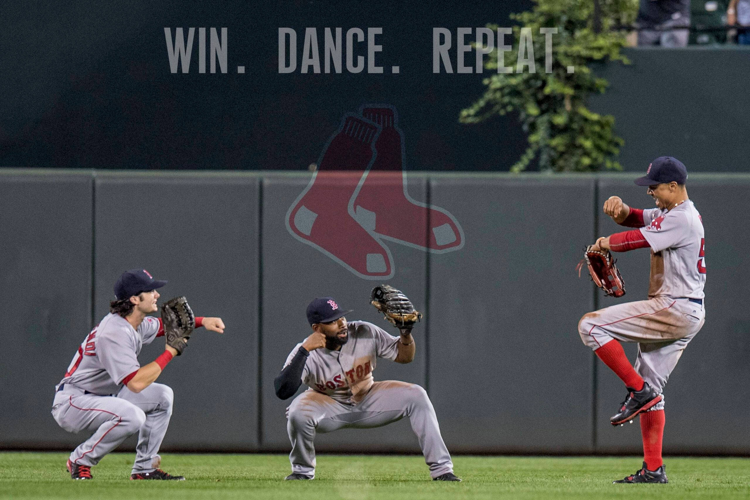 Red Sox 桌布 壁紙 — 三名身穿灰色球衣的棒球運動員在綠色球場上蹲伏和跳躍，球場燈光下，身後牆上有紅色襪子標誌。
